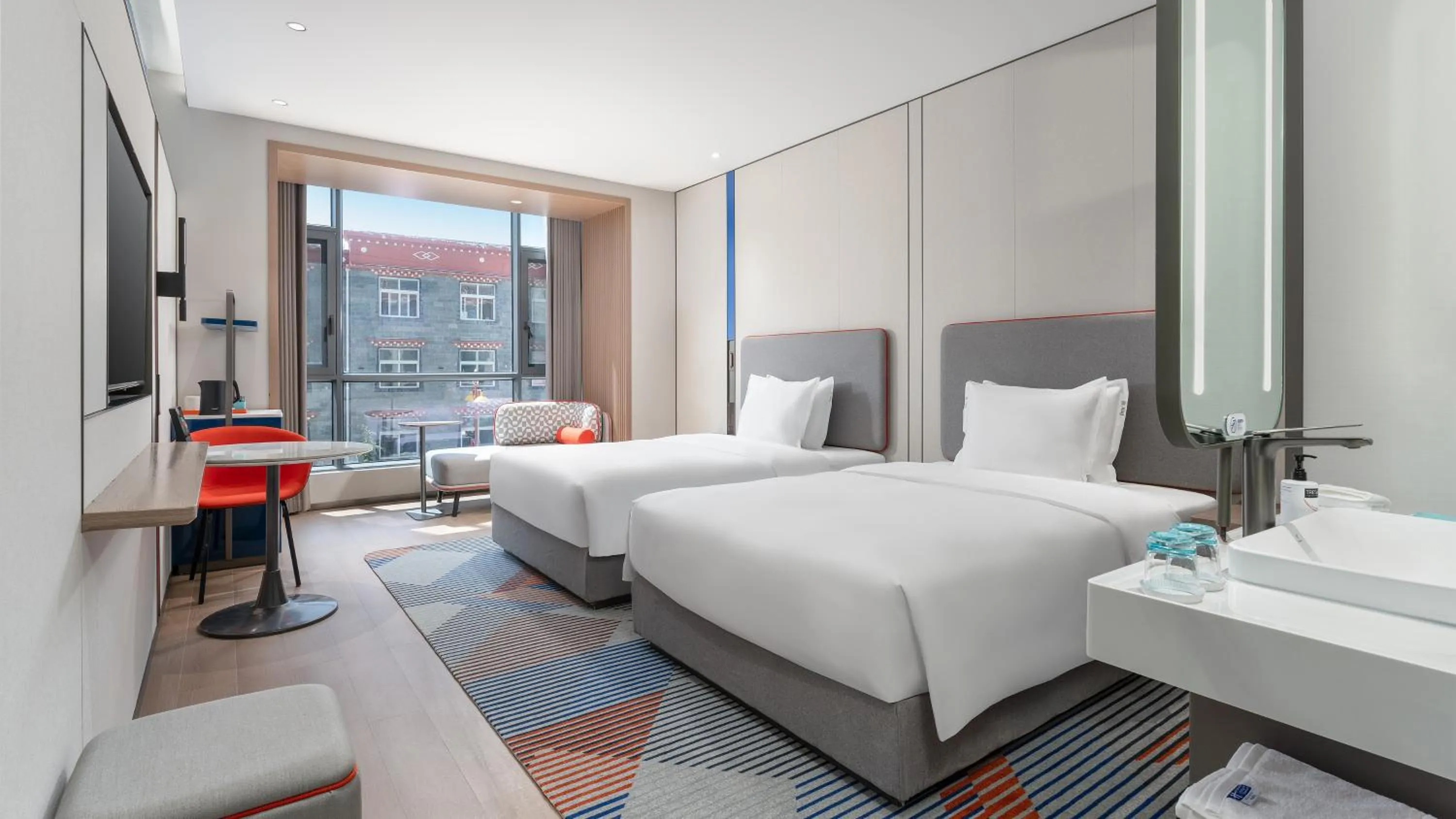 Photo of the whole room, Bed in Holiday Inn Express Shangri-La by IHG