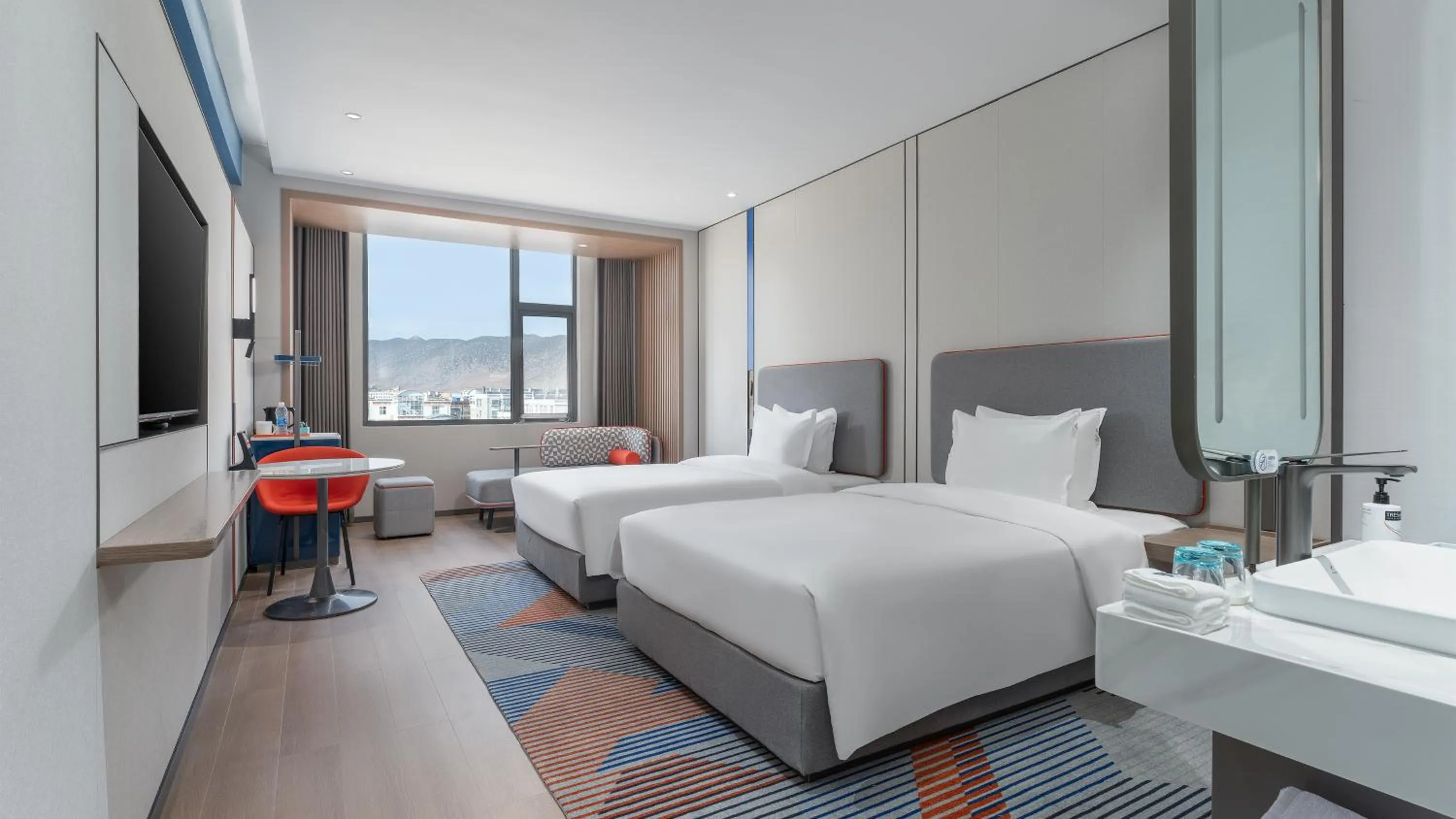 Photo of the whole room, Bed in Holiday Inn Express Shangri-La by IHG