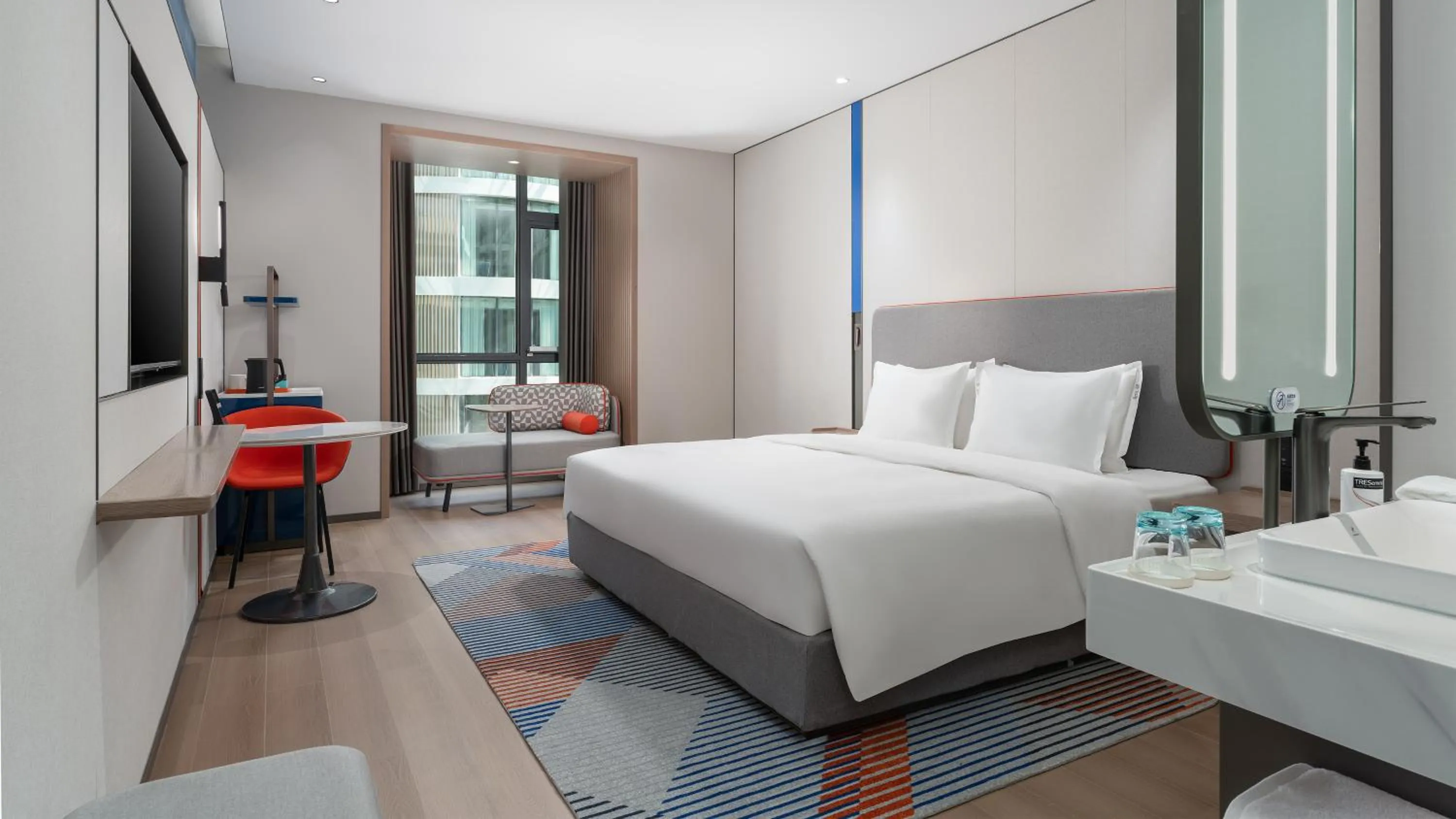 Photo of the whole room, Bed in Holiday Inn Express Shangri-La by IHG