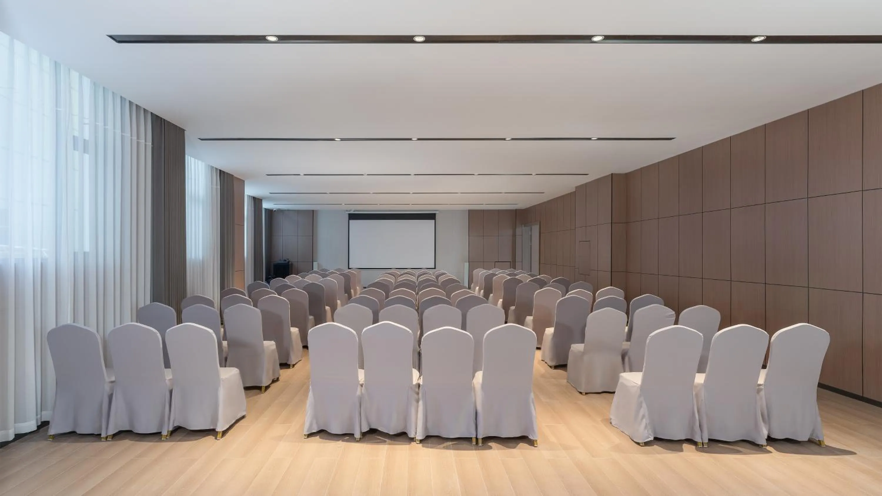 Meeting/conference room in Holiday Inn Express Shangri-La by IHG