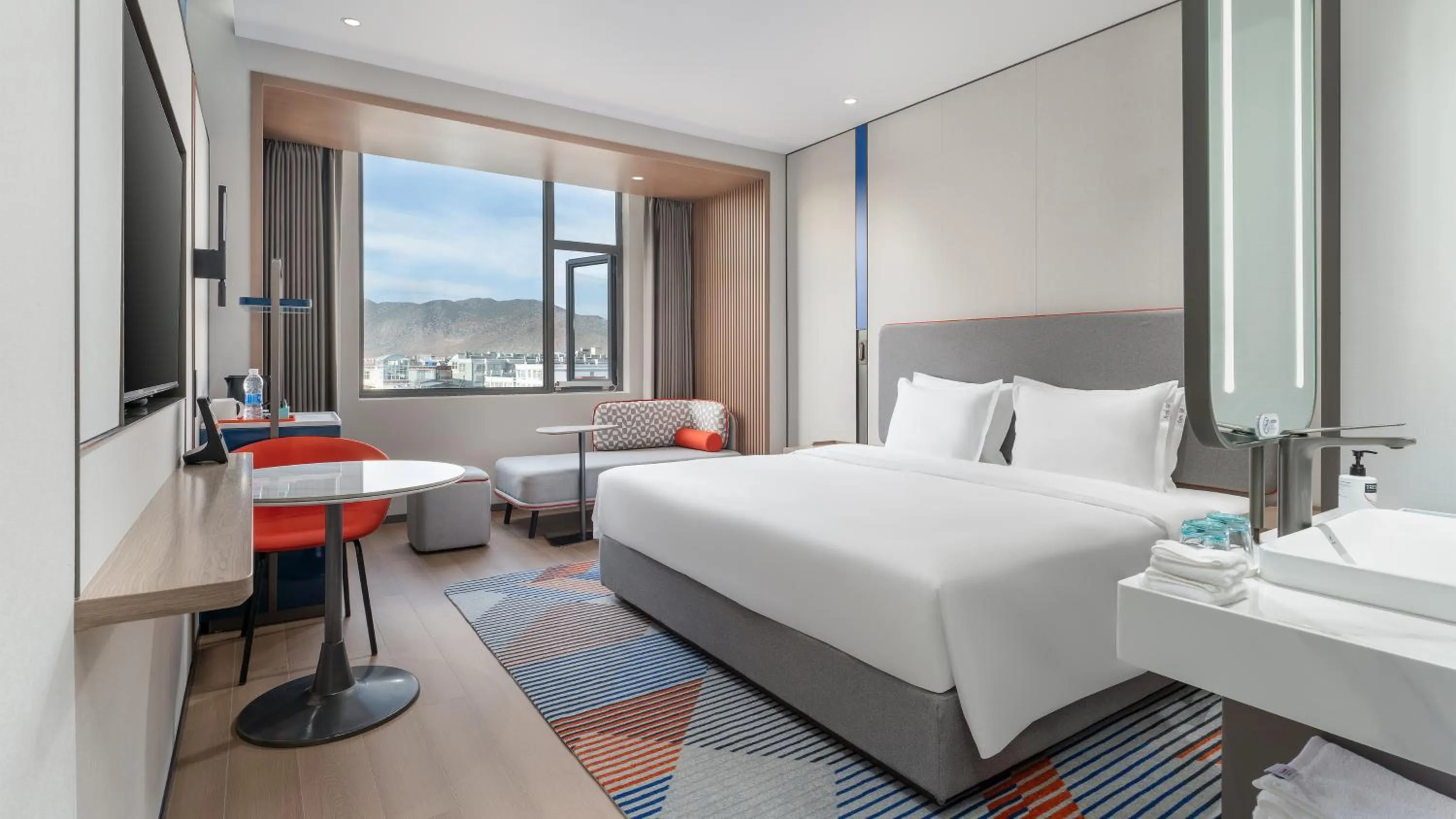 Photo of the whole room, Bed in Holiday Inn Express Shangri-La by IHG