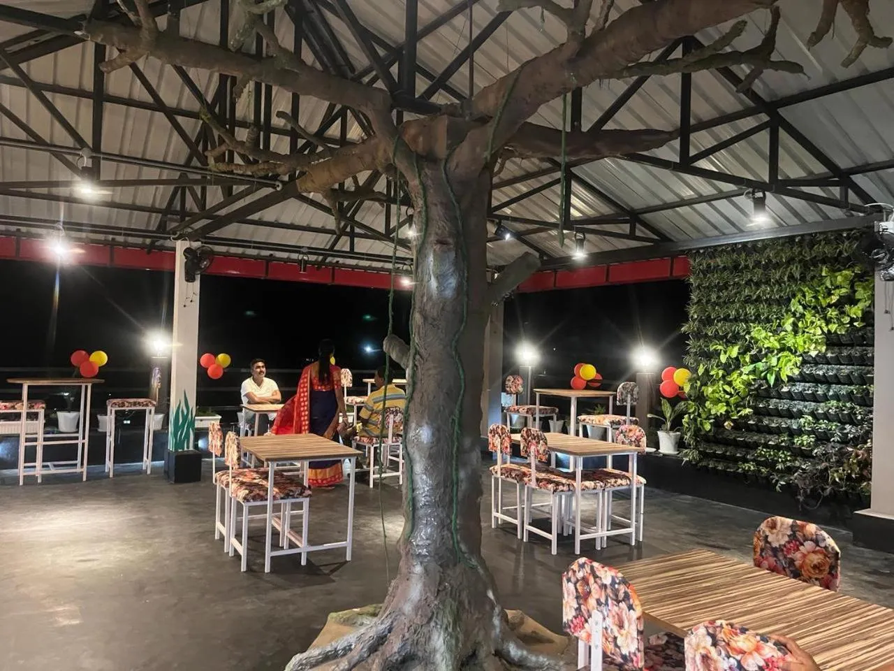 Restaurant/places to eat in HOTEL AARNA