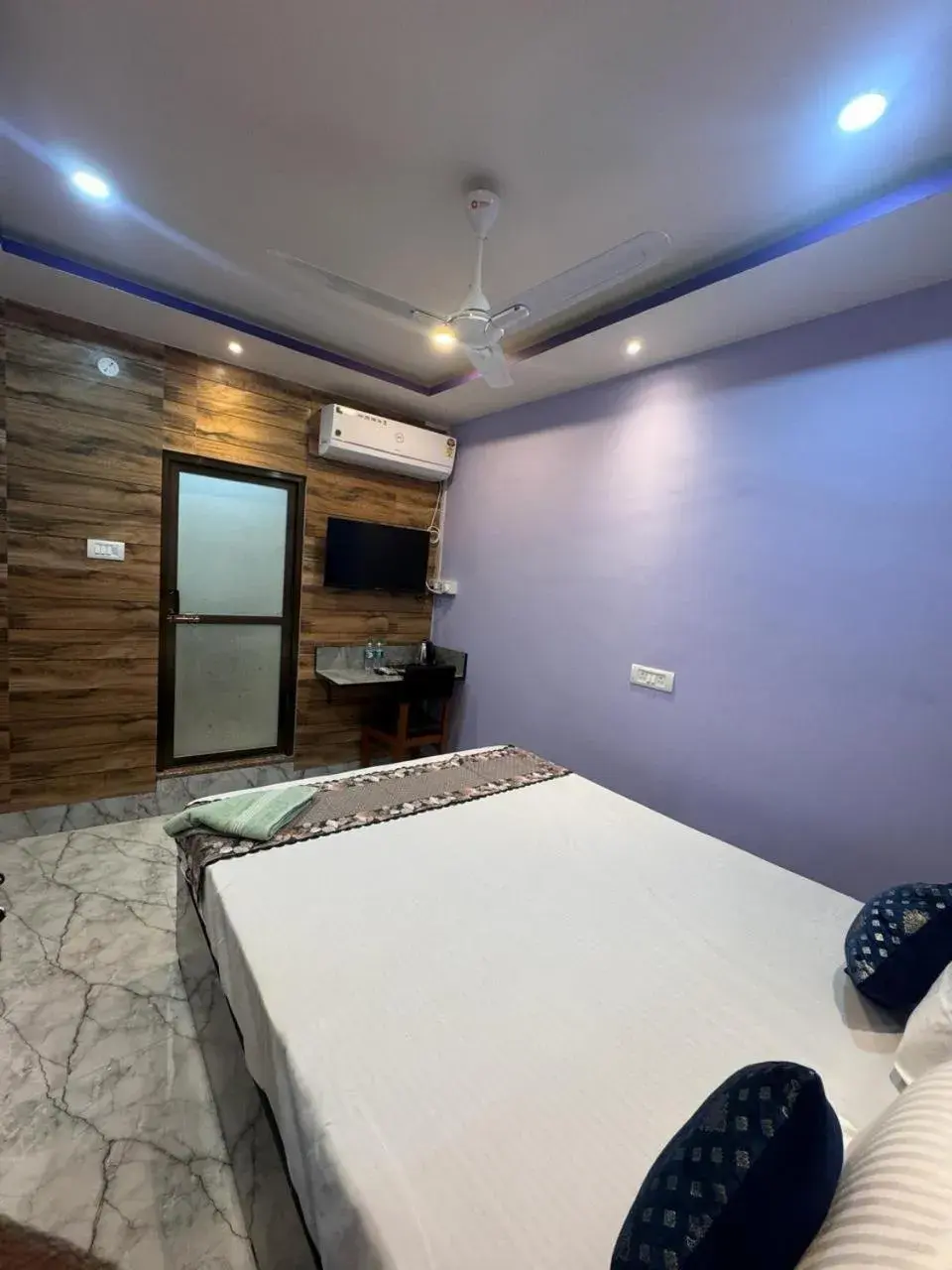 Bed in HOTEL AARNA Bed in HOTEL AARNA