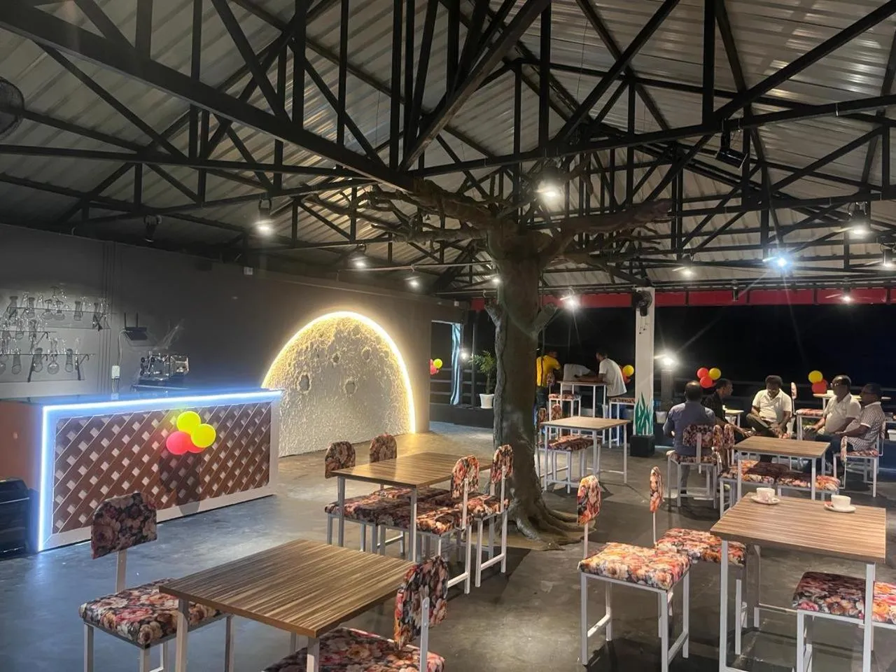 Restaurant/places to eat in HOTEL AARNA