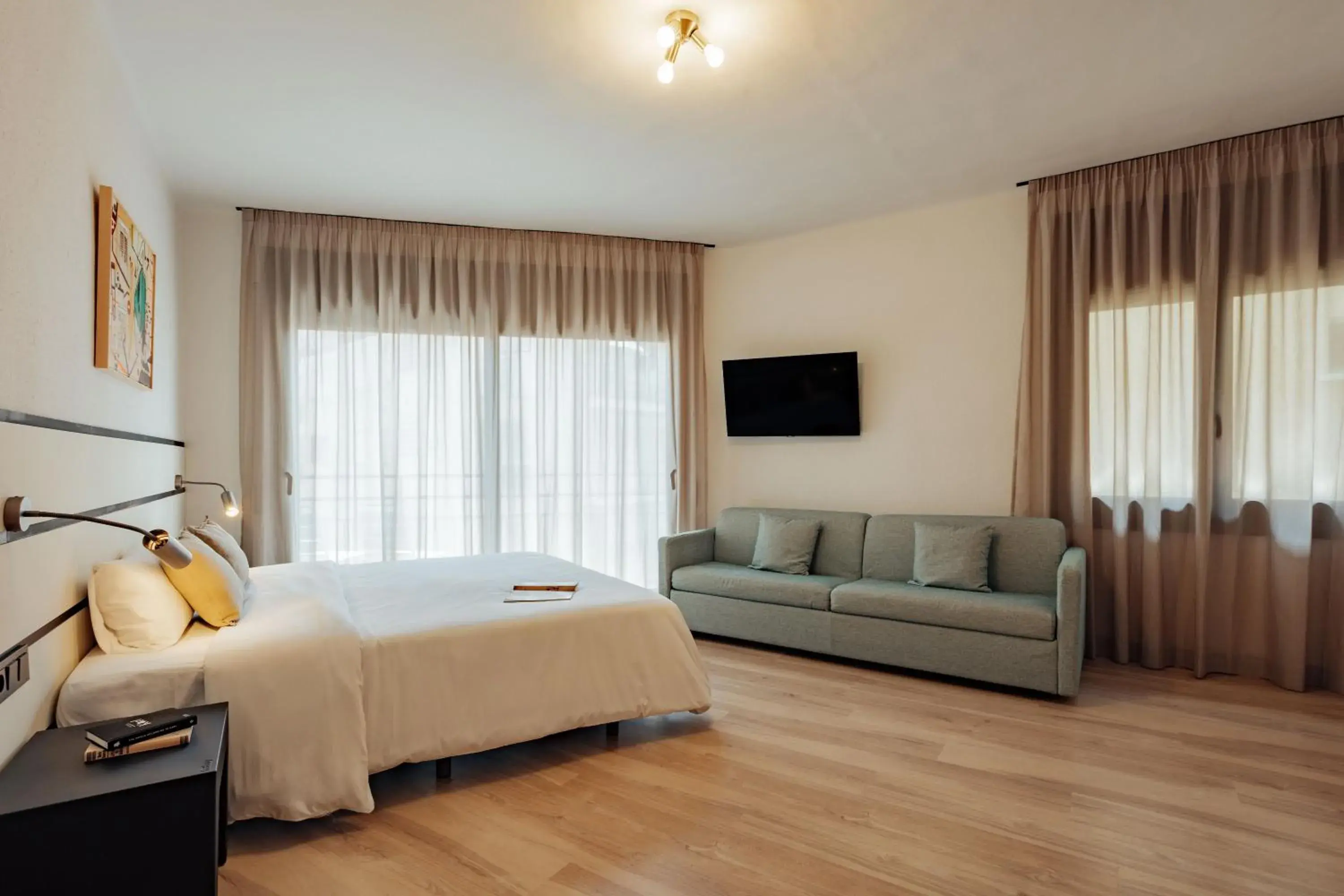 Family Room with Balcony in Hotel Robson - Smart Hotel Family Room with Balcony in Hotel Robson - Smart Hotel