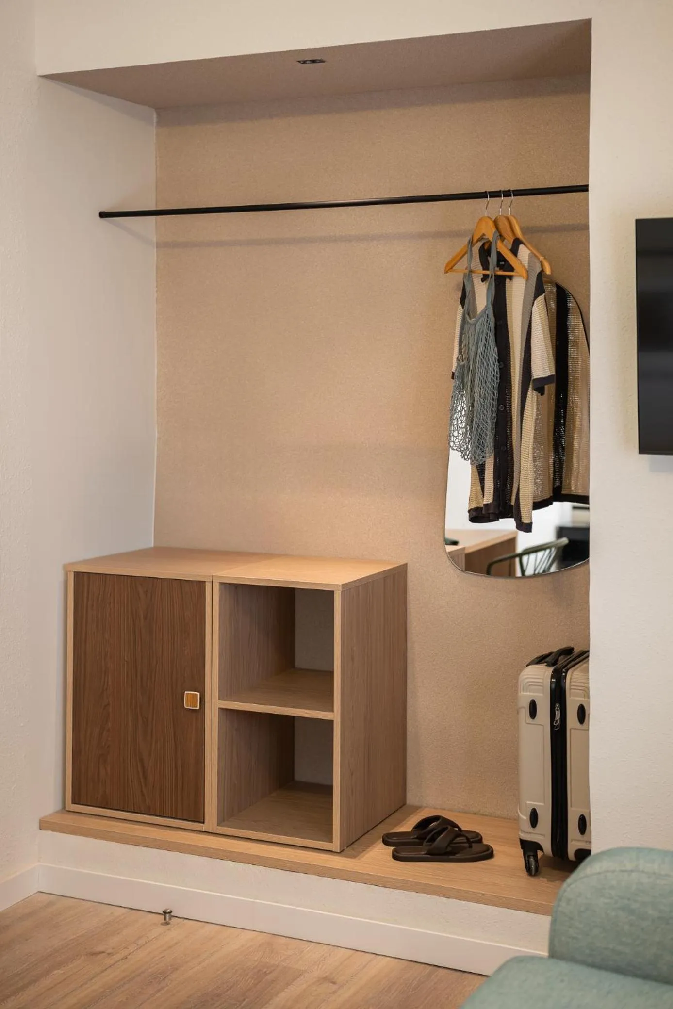 wardrobe in Hotel Robson - Smart Hotel