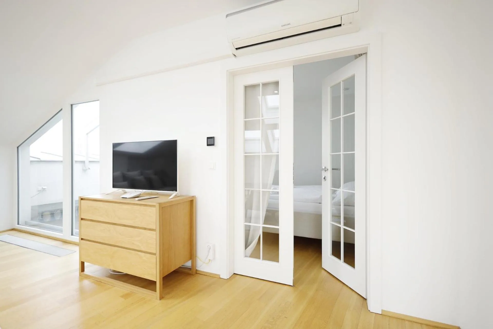 TV and multimedia, Bed in HeyMi Apartments Oper