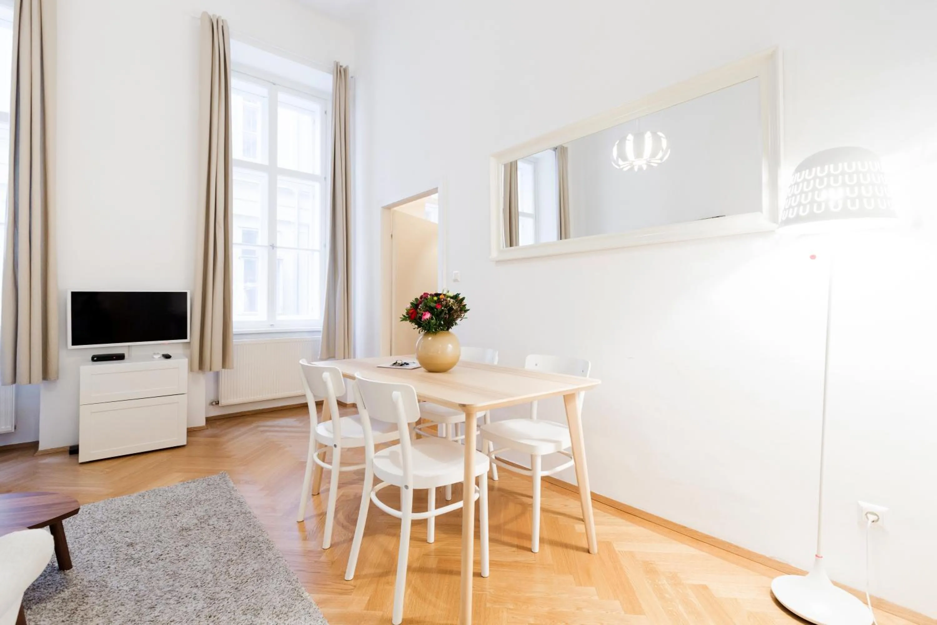 Dining area in HeyMi Apartments Oper