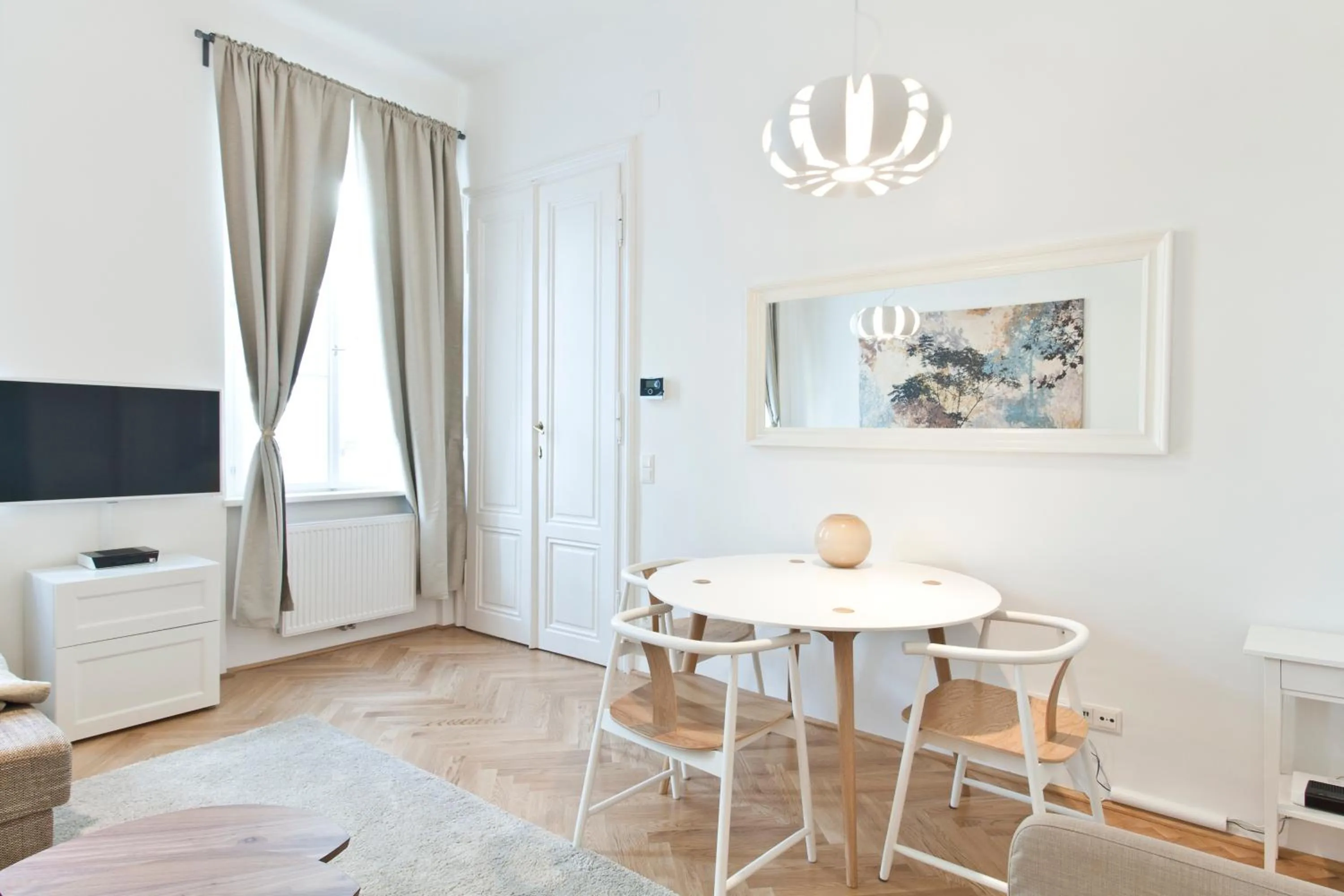 Dining area in HeyMi Apartments Oper