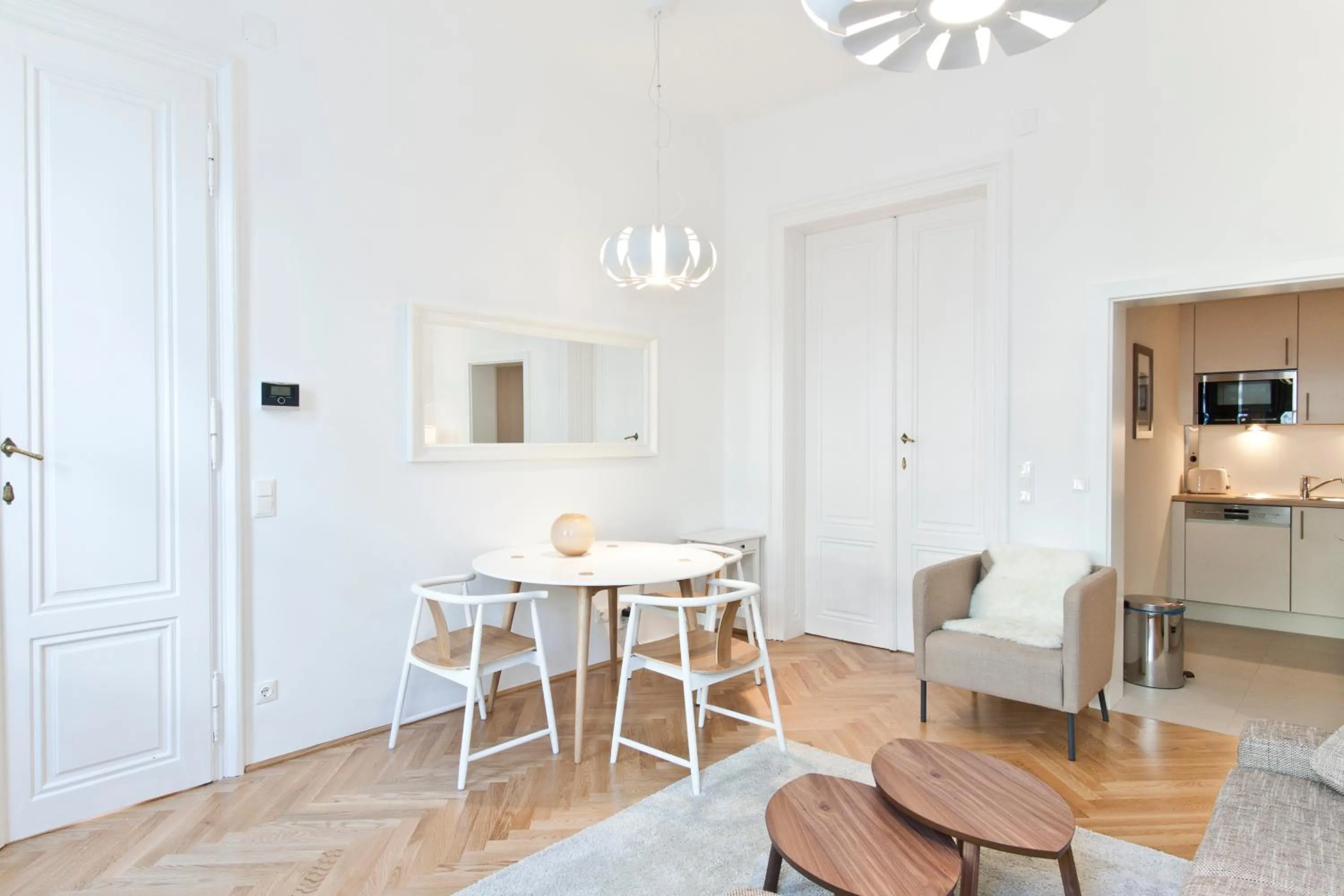 Dining area in HeyMi Apartments Oper