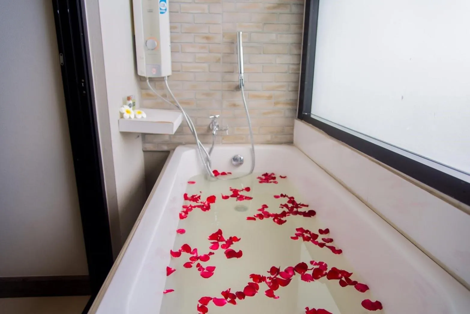 Bathroom, Bed in Romyen Garden Place