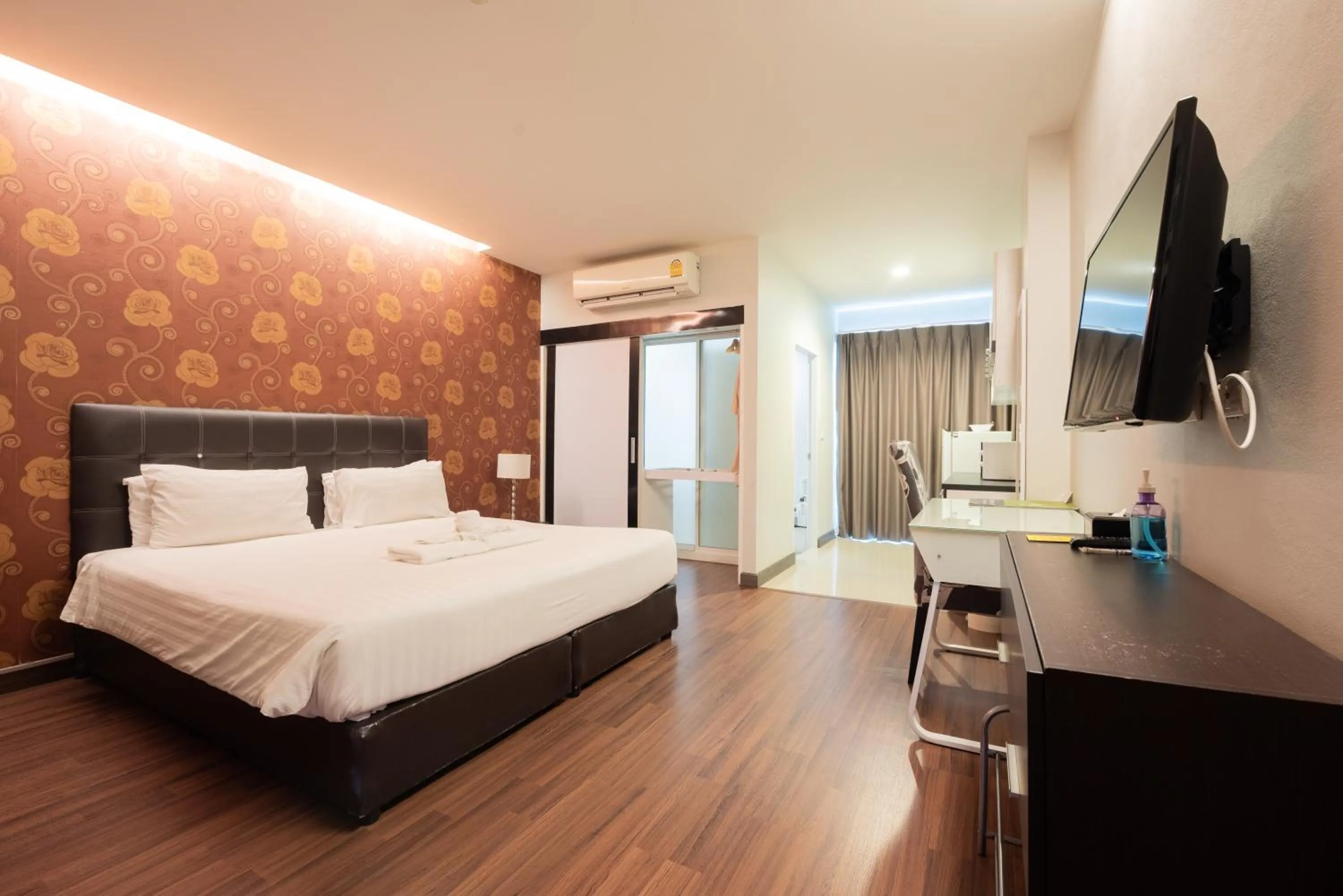 Photo of the whole room, Bed in Romyen Garden Place