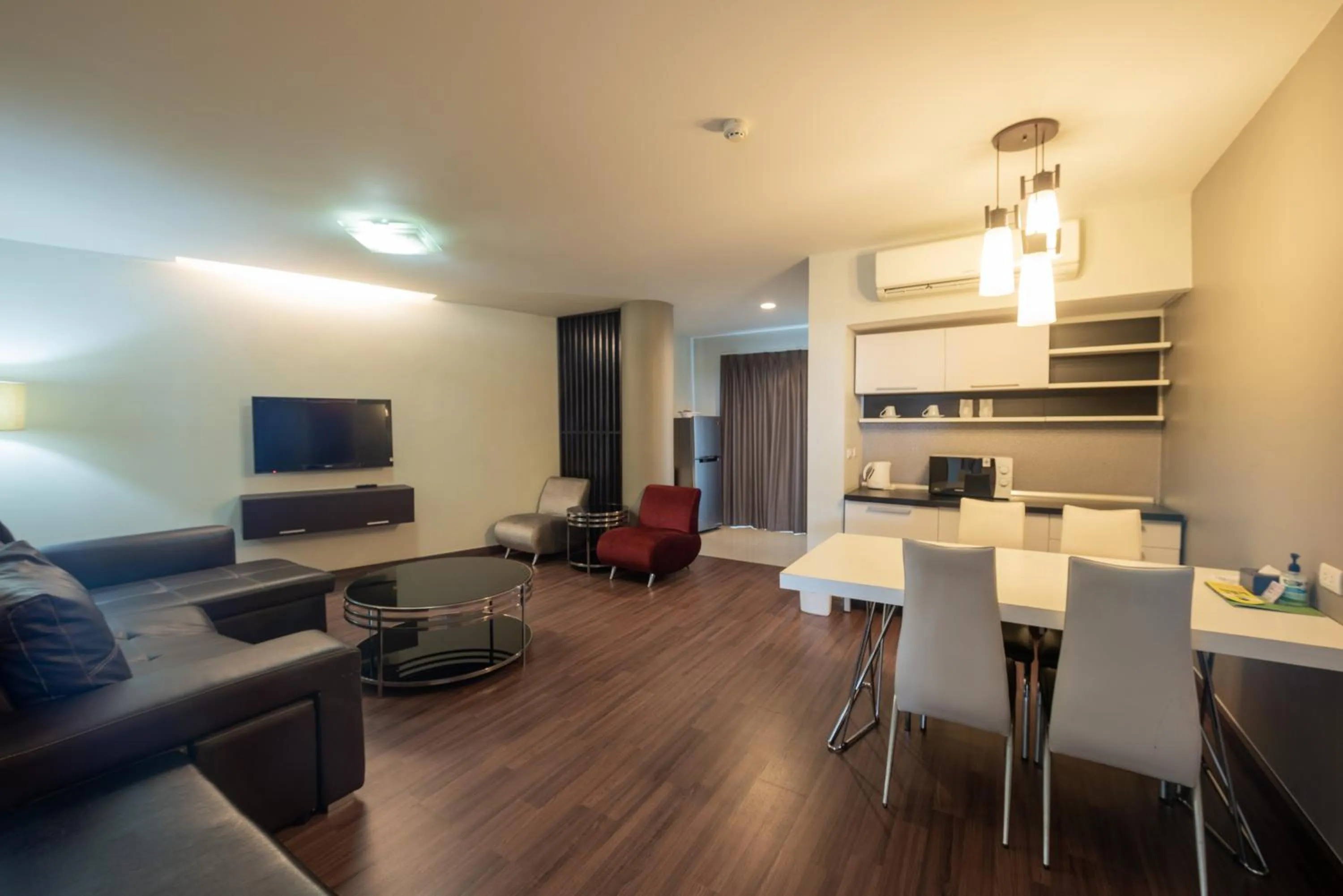 Photo of the whole room in Romyen Garden Place