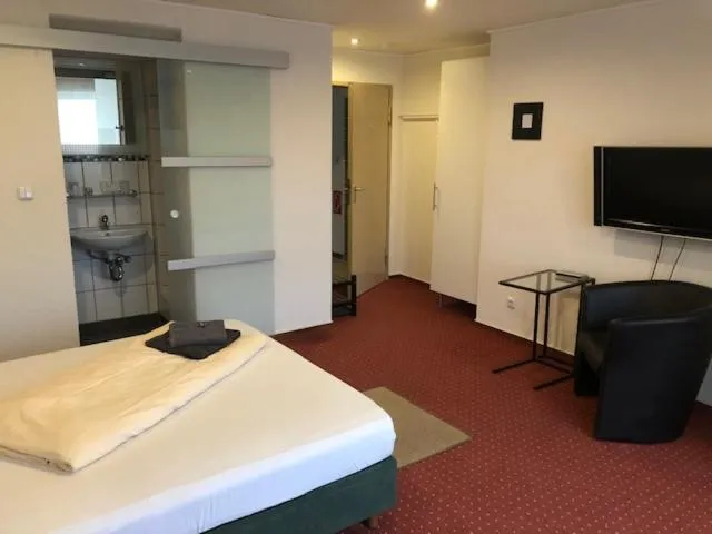 TV and multimedia, Bed in Hotel Saarland Lebach