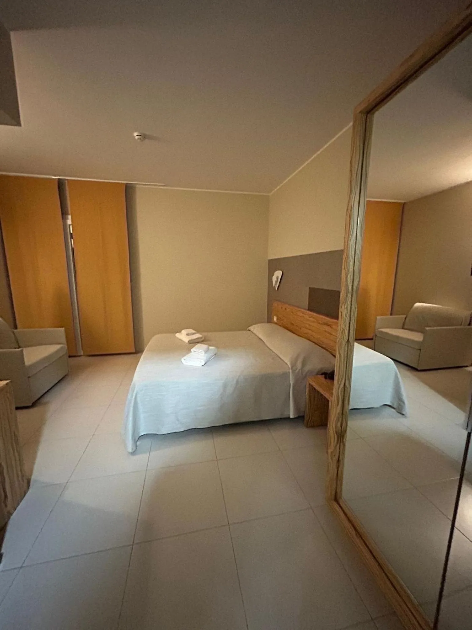 wardrobe, Bed in Hotel la Spiaggia