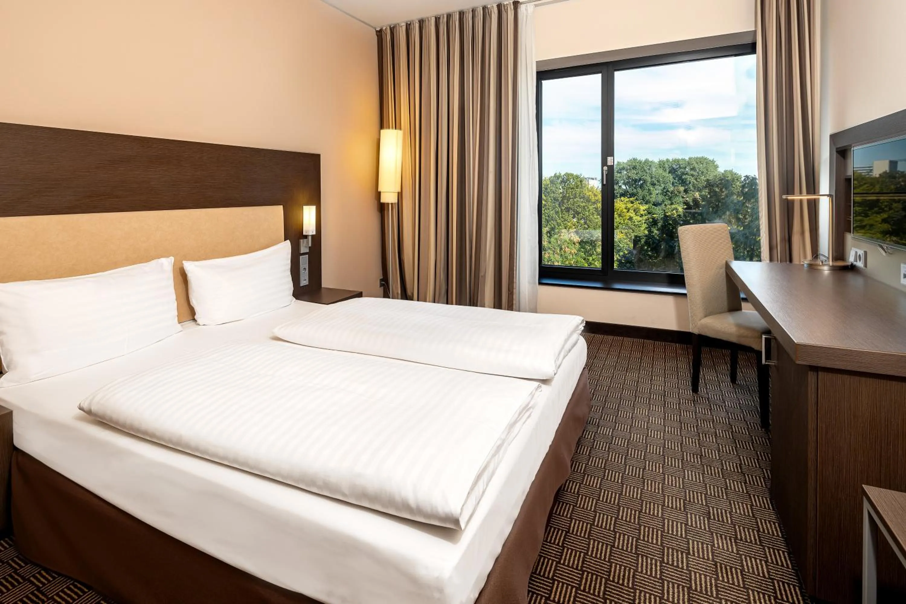 Bed in IntercityHotel Hamburg Dammtor-Messe