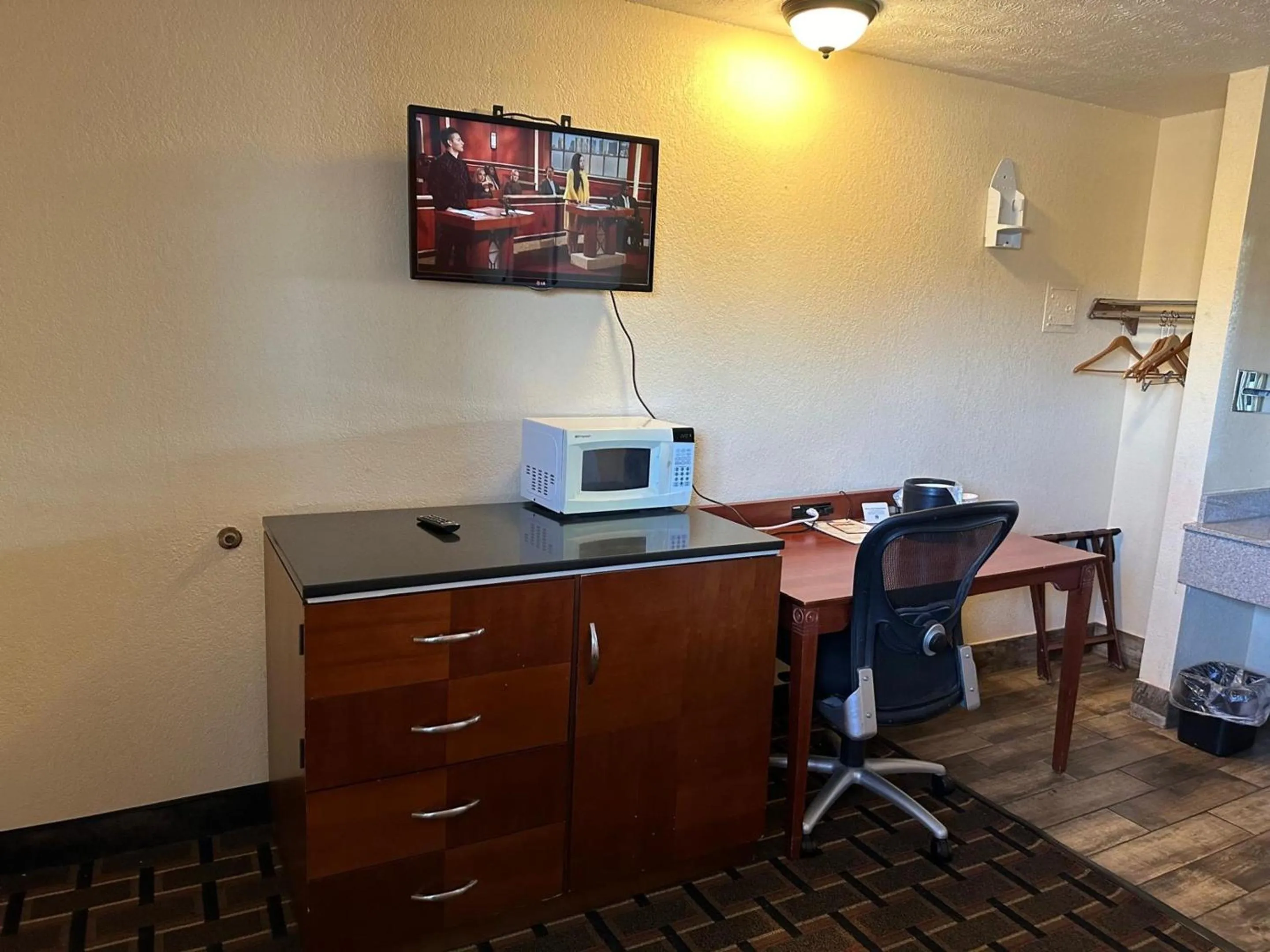 TV and multimedia in Stay Inn by OYO Near I 80 Lincoln West