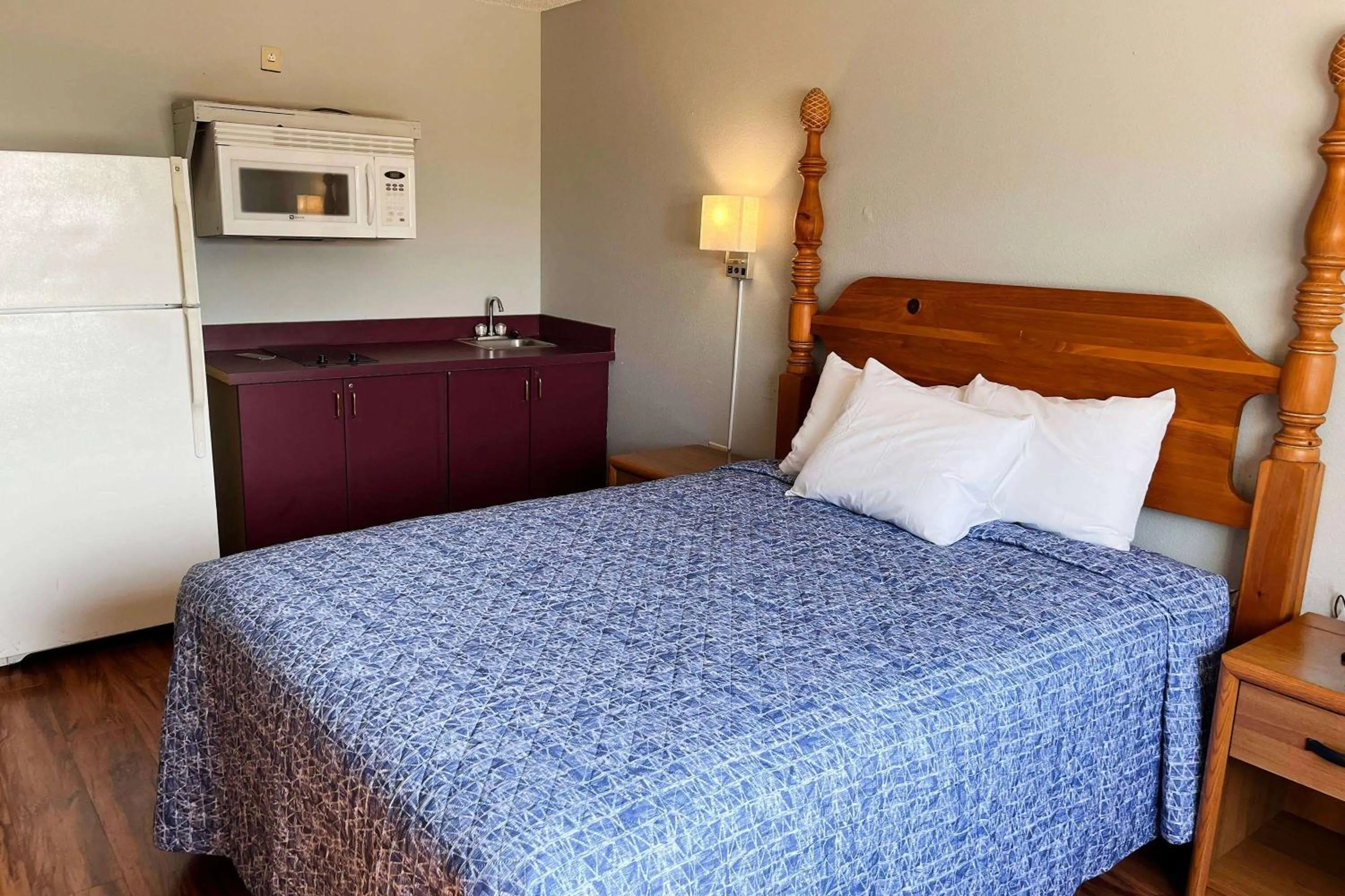 Photo of the whole room, Bed in Days Inn & Suites by Wyndham Williamsburg IA North