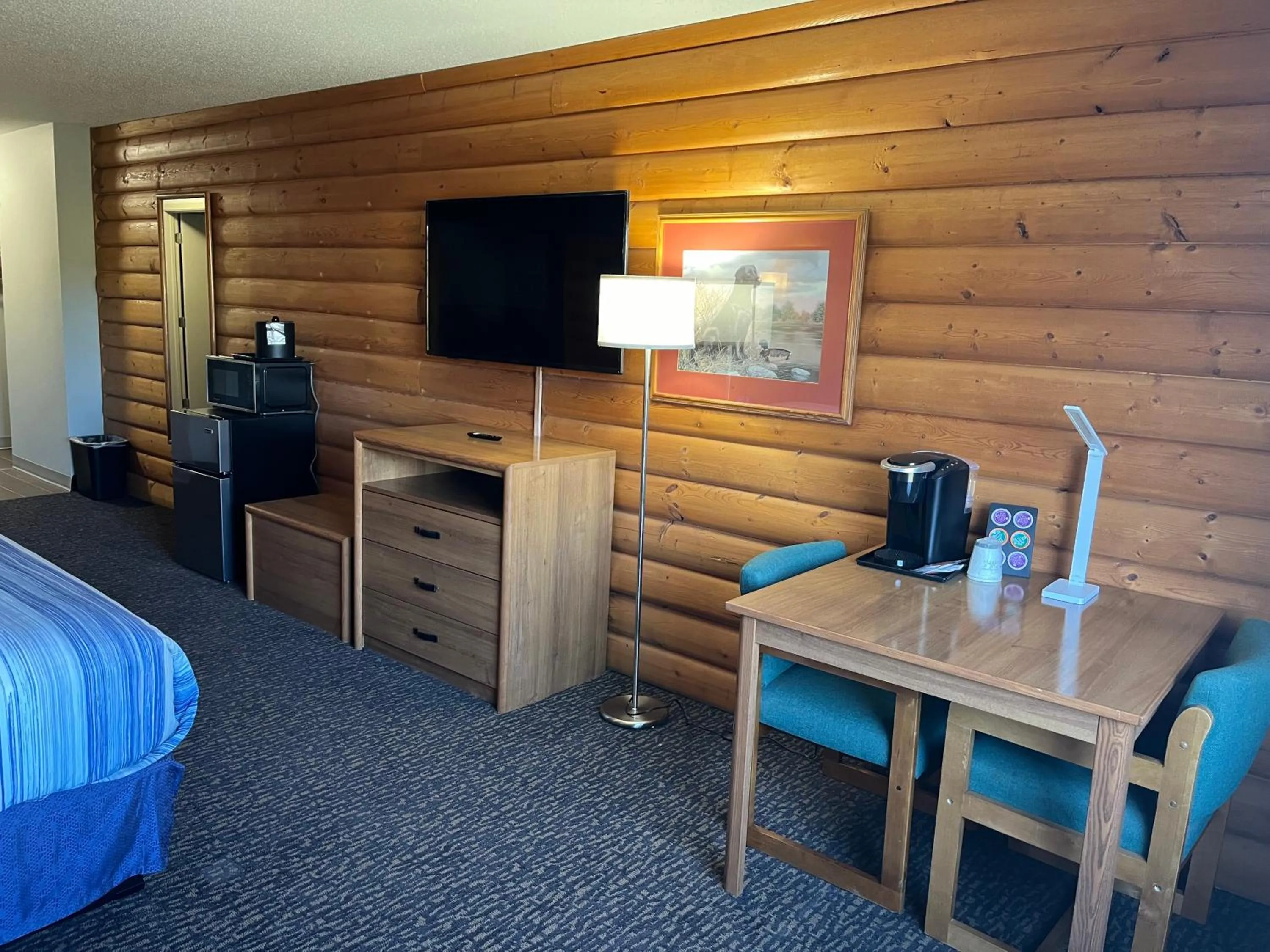 Coffee/tea facilities, Bed in Days Inn & Suites by Wyndham Williamsburg IA North