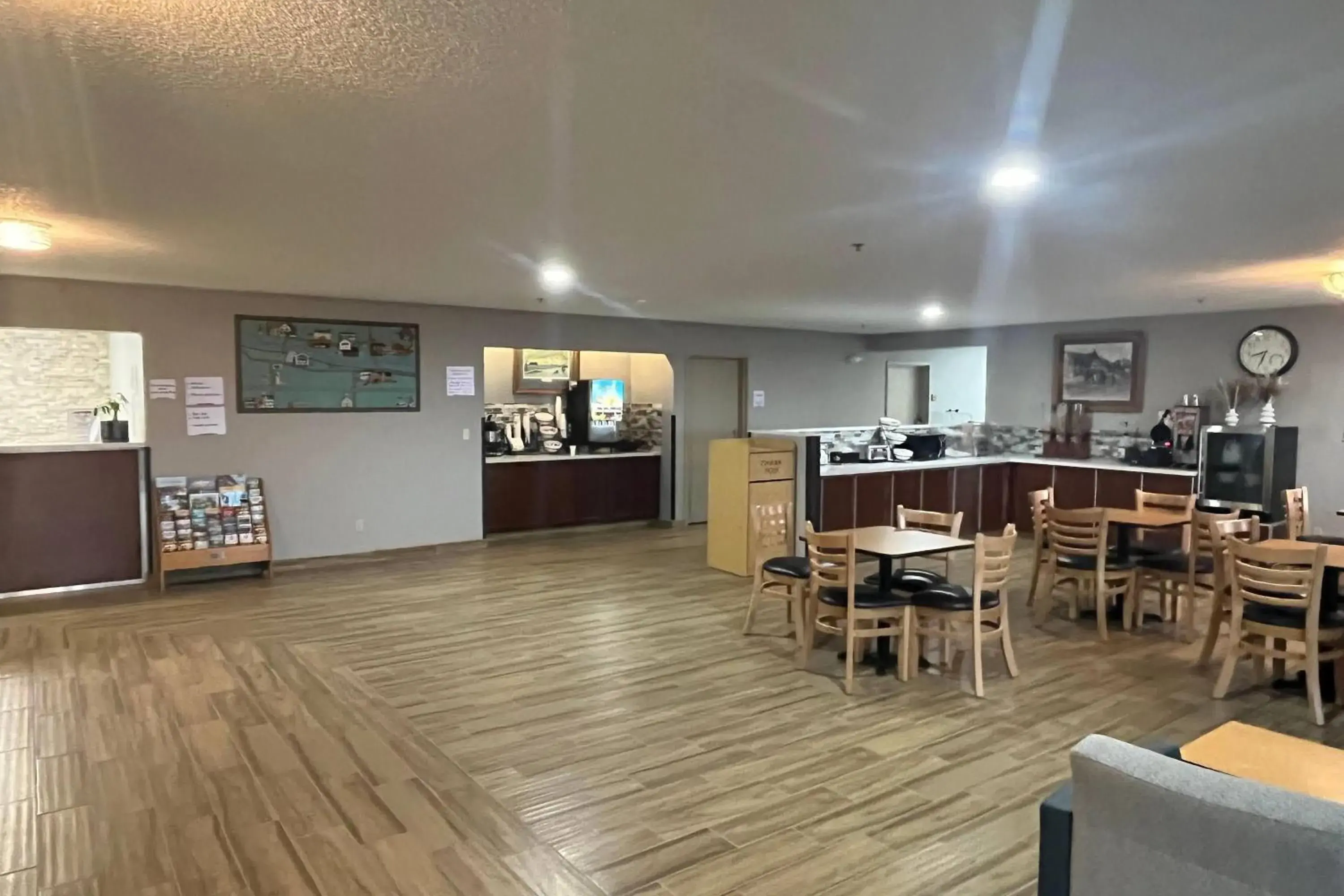 Breakfast in Days Inn & Suites by Wyndham Williamsburg IA North Breakfast in Days Inn & Suites by Wyndham Williamsburg IA North