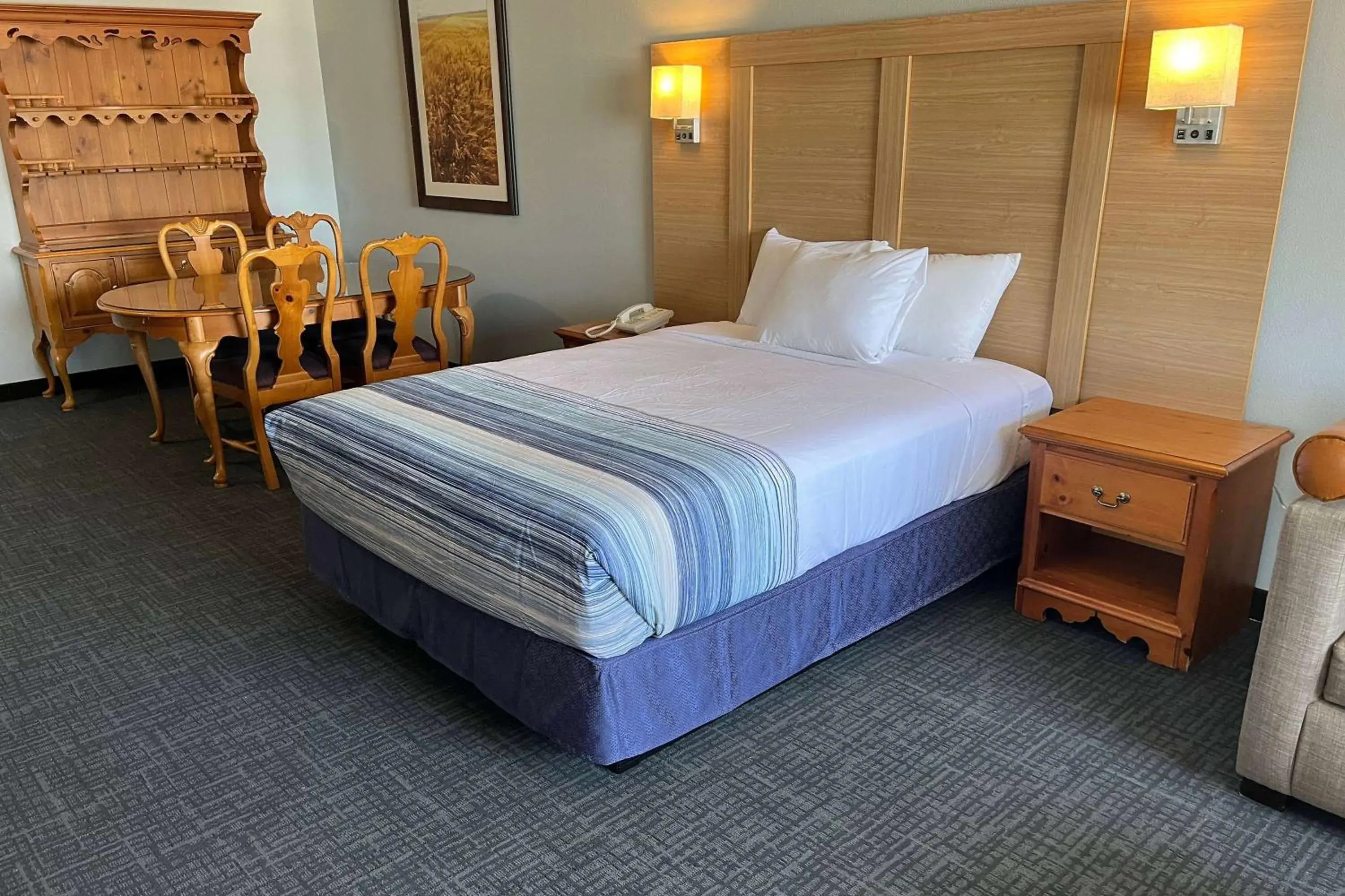Photo of the whole room, Bed in Days Inn & Suites by Wyndham Williamsburg IA North Photo of the whole room, Bed in Days Inn & Suites by Wyndham Williamsburg IA North