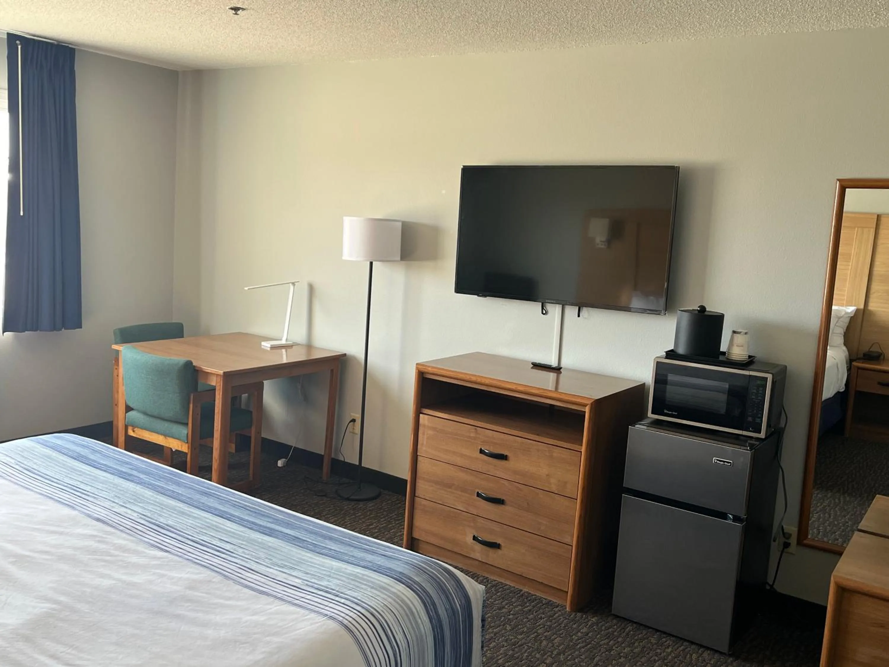 Communal lounge/ TV room, Bed in Days Inn & Suites by Wyndham Williamsburg IA North