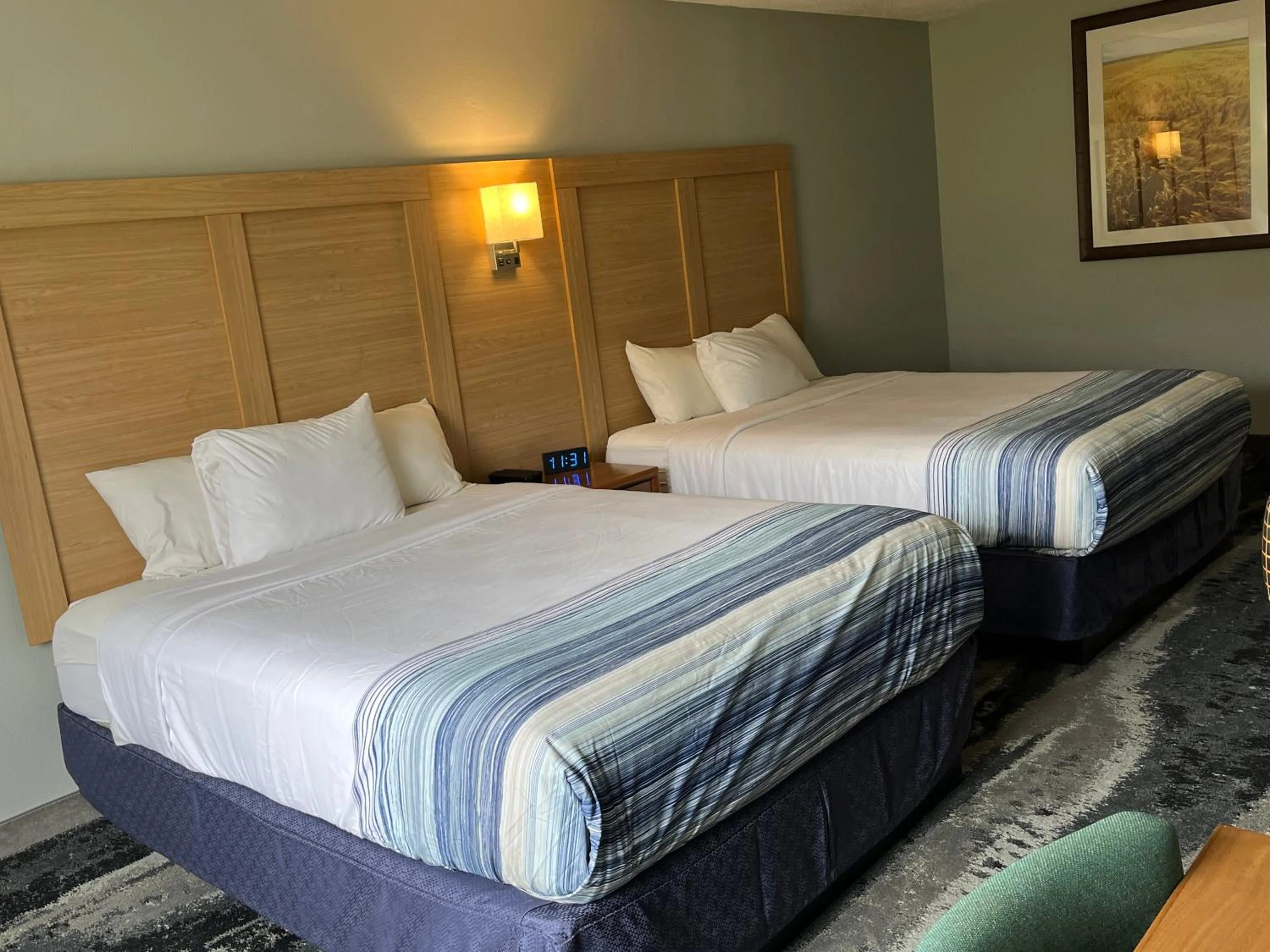 Bed in Days Inn & Suites by Wyndham Williamsburg IA North