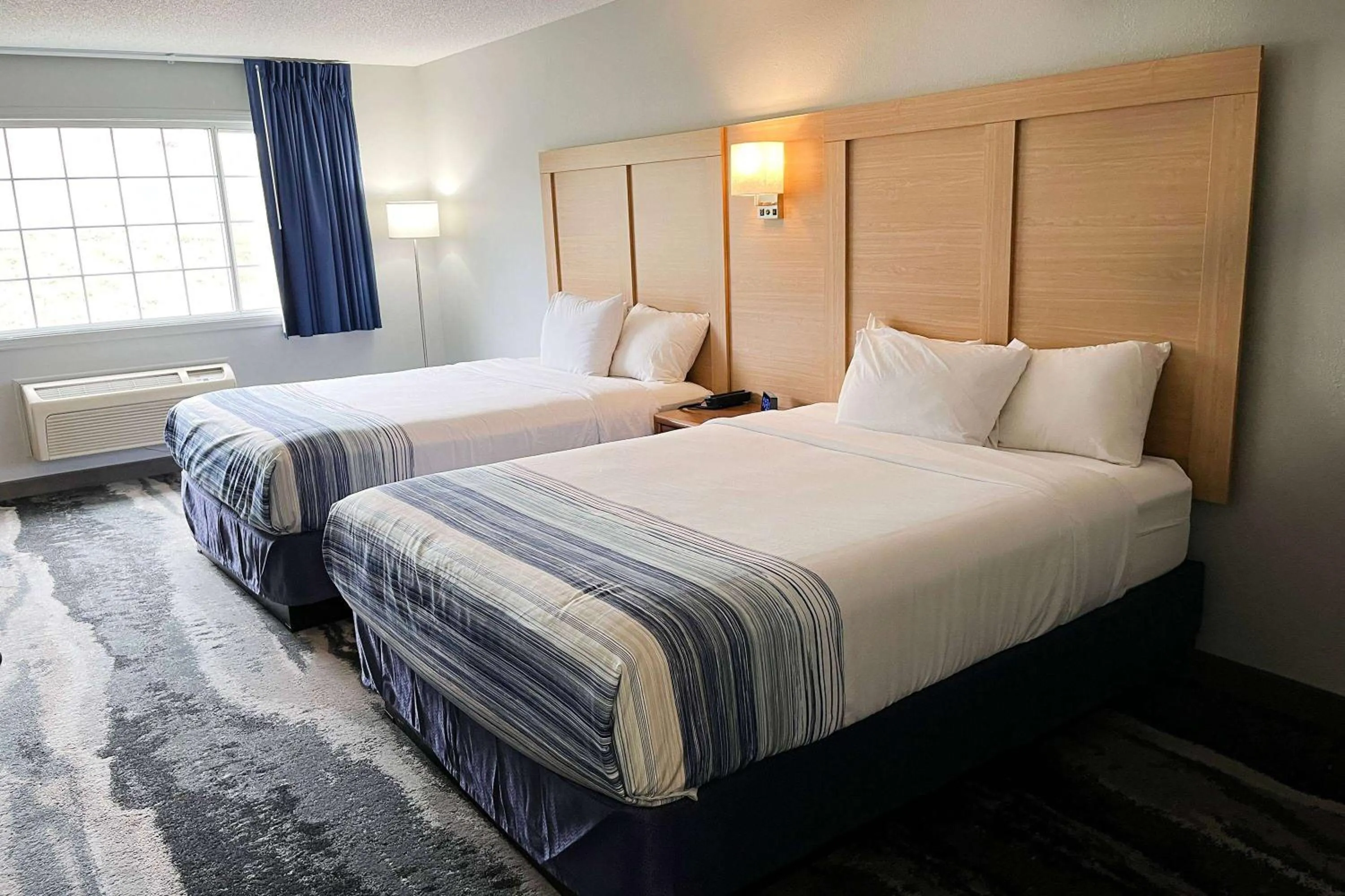 Photo of the whole room, Bed in Days Inn & Suites by Wyndham Williamsburg IA North