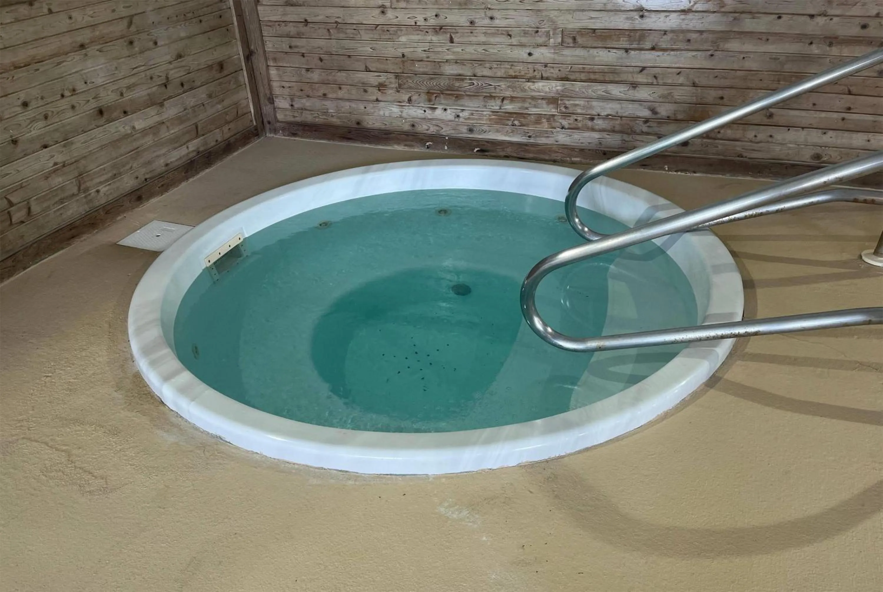 Hot Tub in Days Inn & Suites by Wyndham Williamsburg IA North