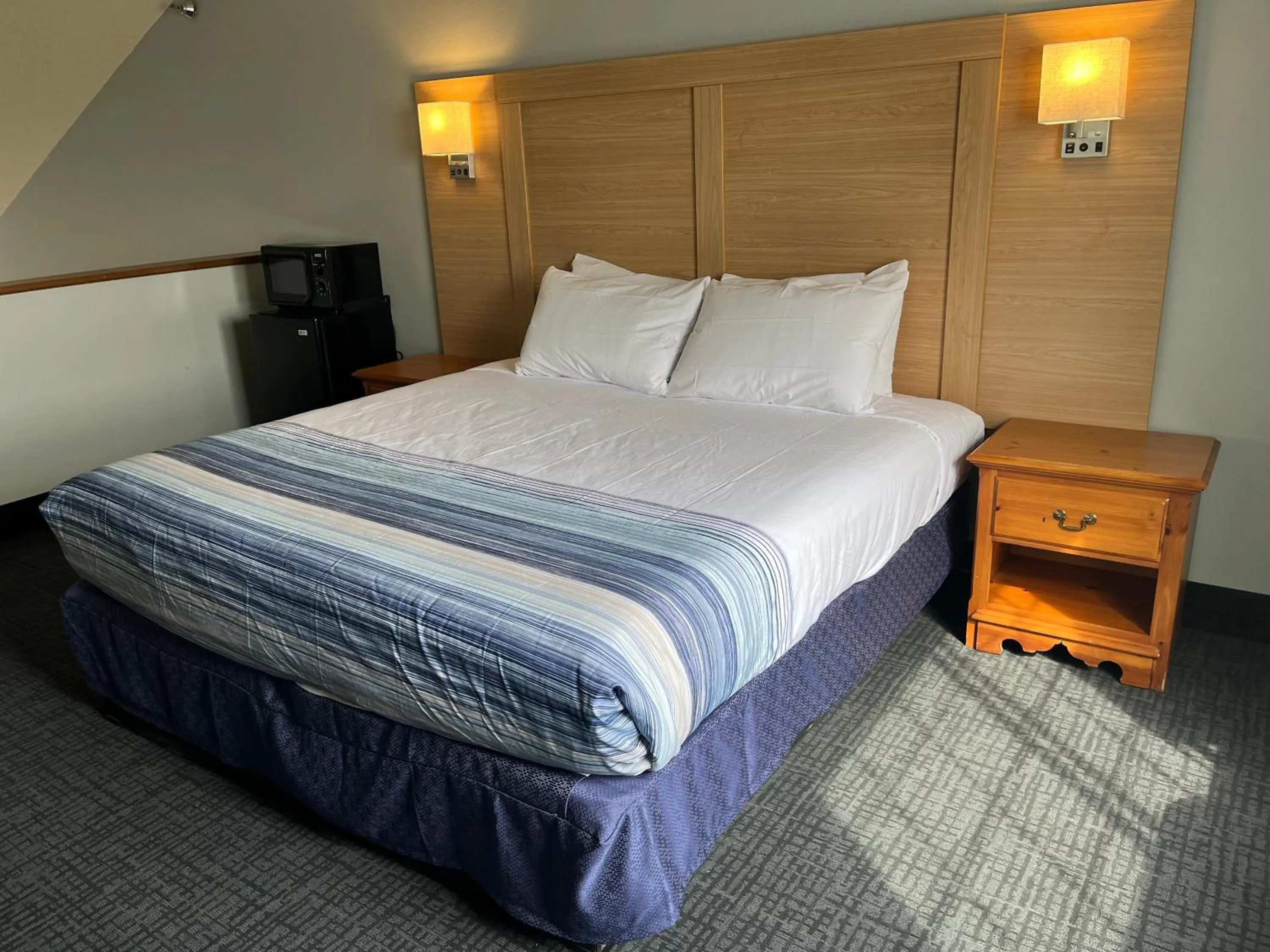 Bedroom, Bed in Days Inn & Suites by Wyndham Williamsburg IA North