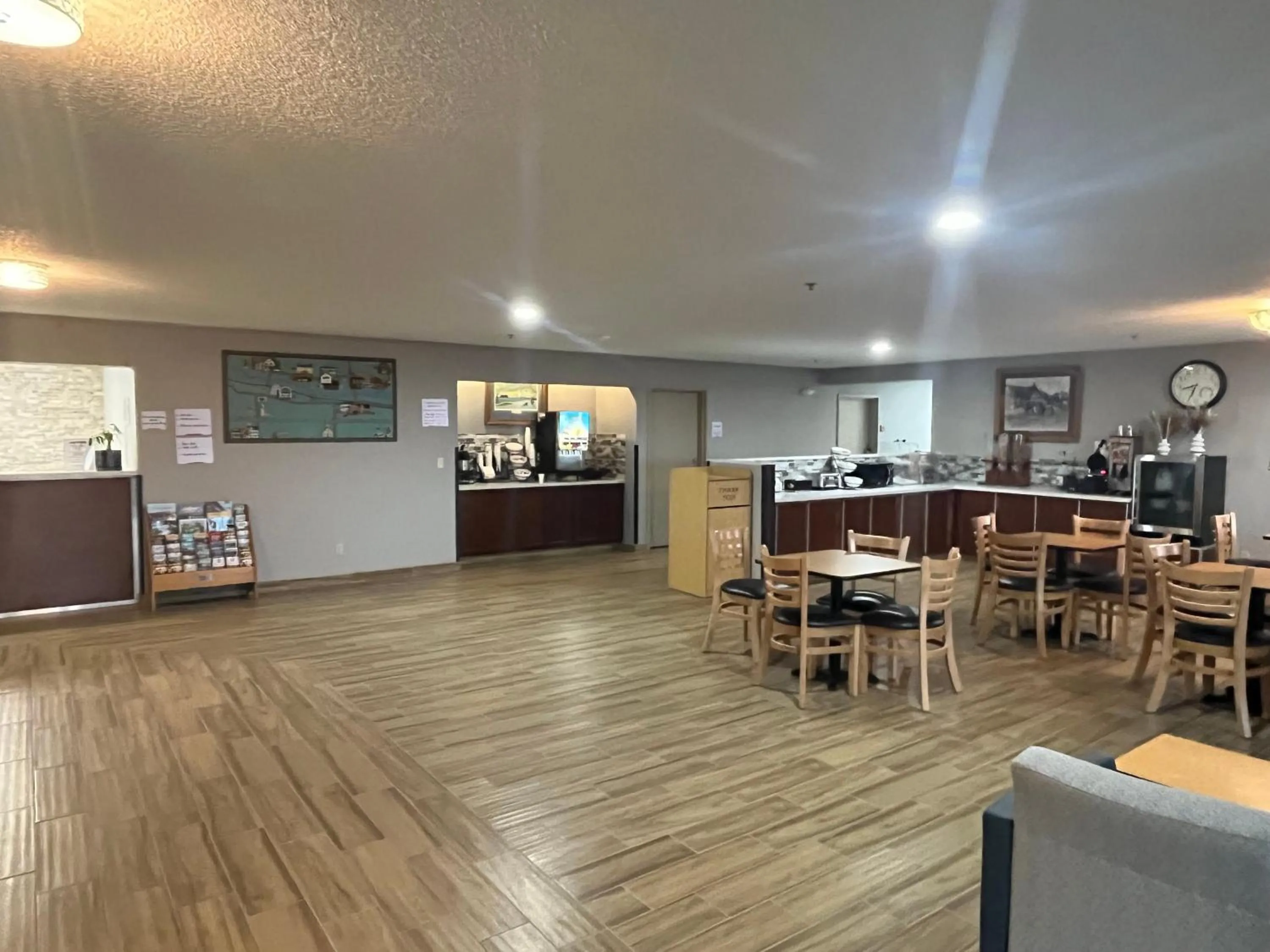 Breakfast in Days Inn & Suites by Wyndham Williamsburg IA North