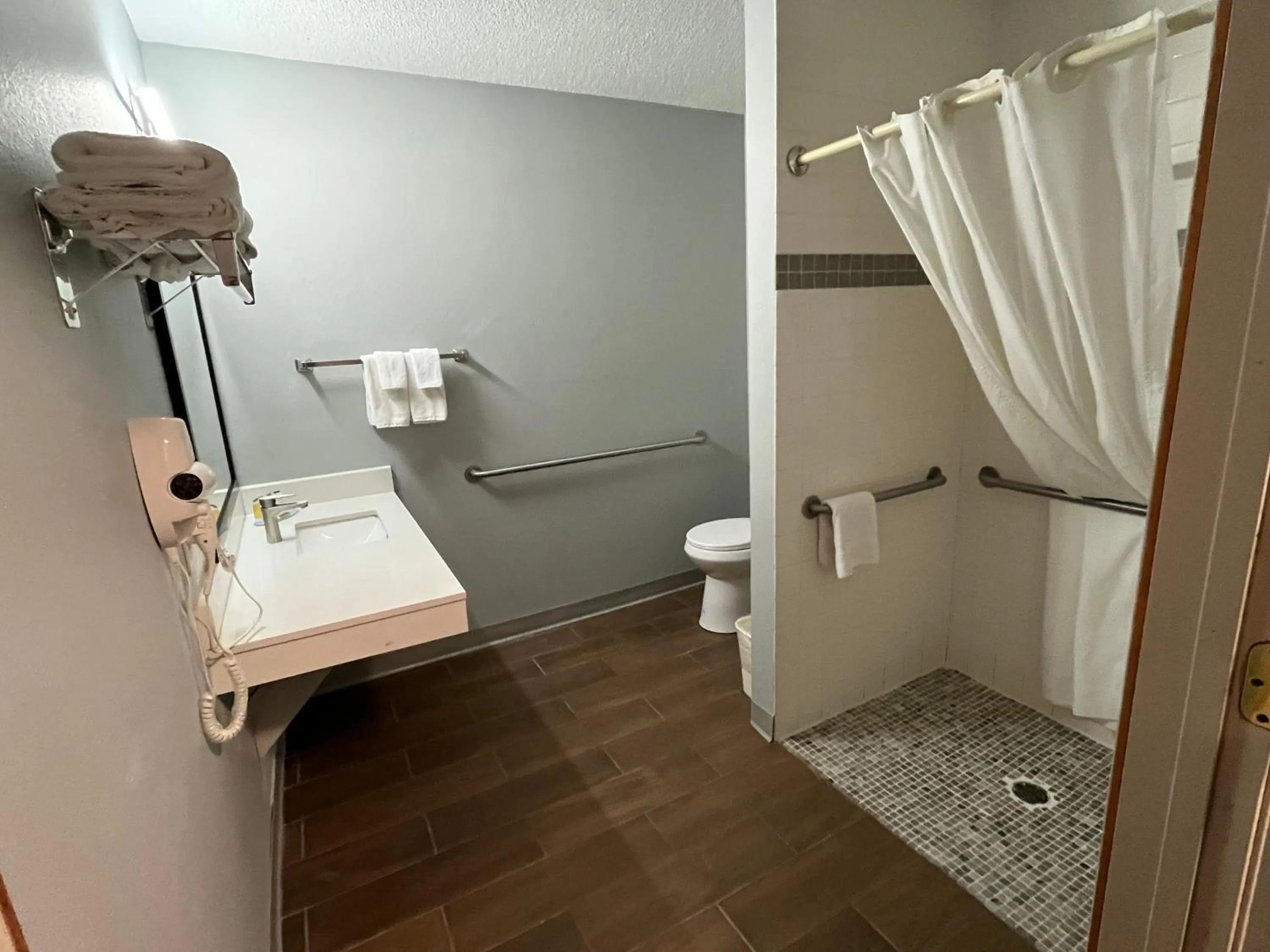 Bathroom in Days Inn & Suites by Wyndham Williamsburg IA North