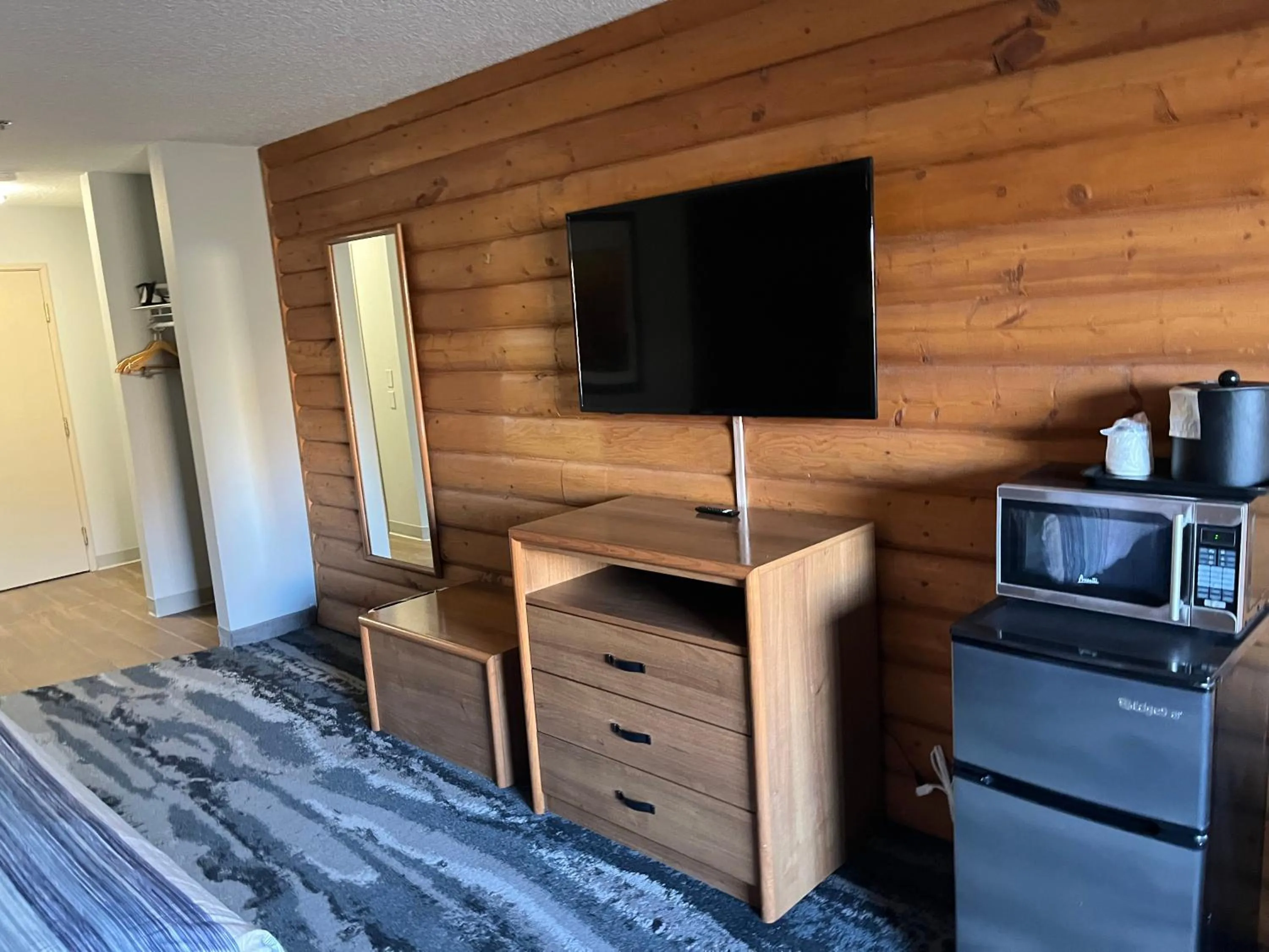Communal lounge/ TV room in Days Inn & Suites by Wyndham Williamsburg IA North