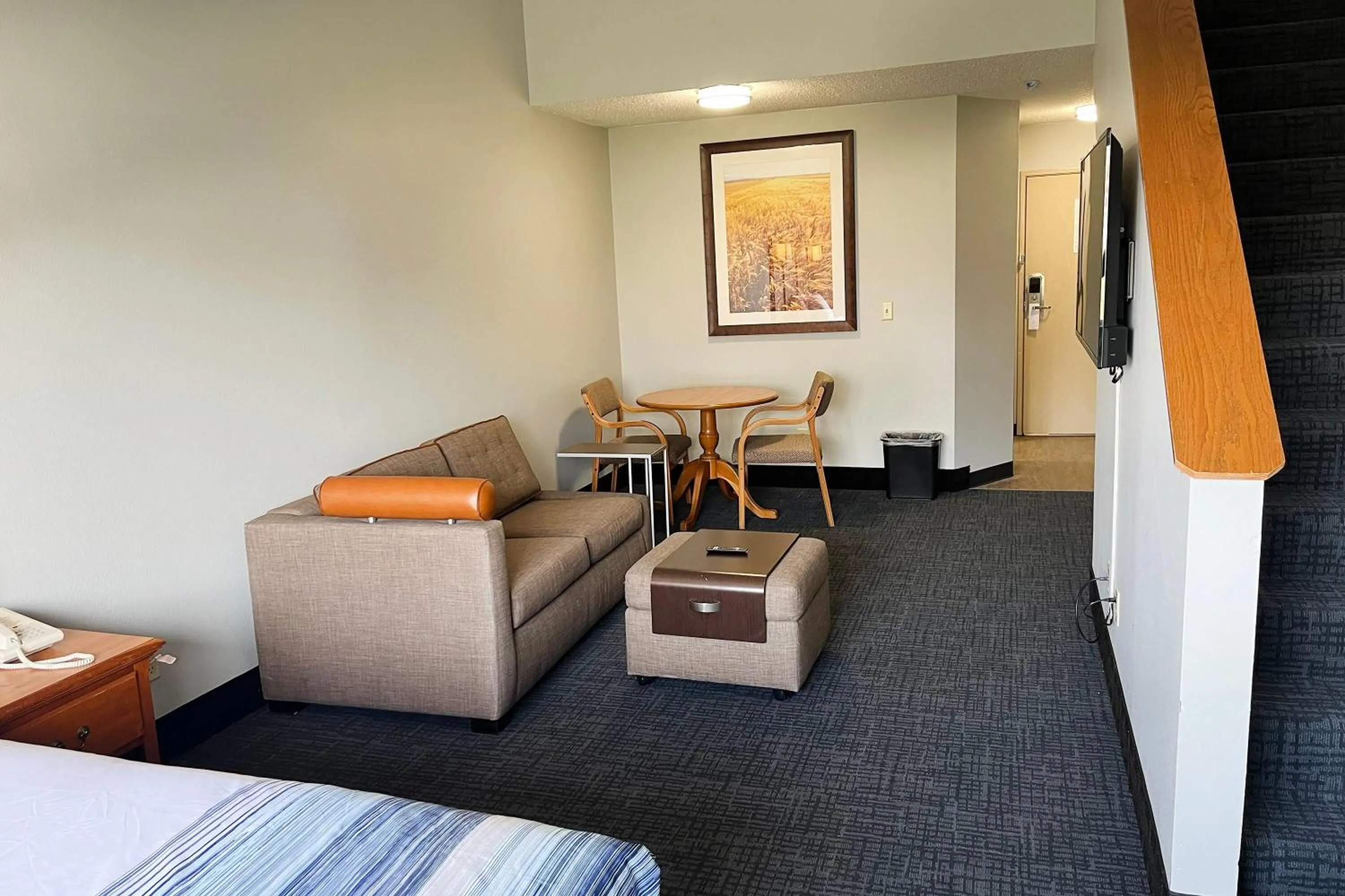 Photo of the whole room, Bed in Days Inn & Suites by Wyndham Williamsburg IA North