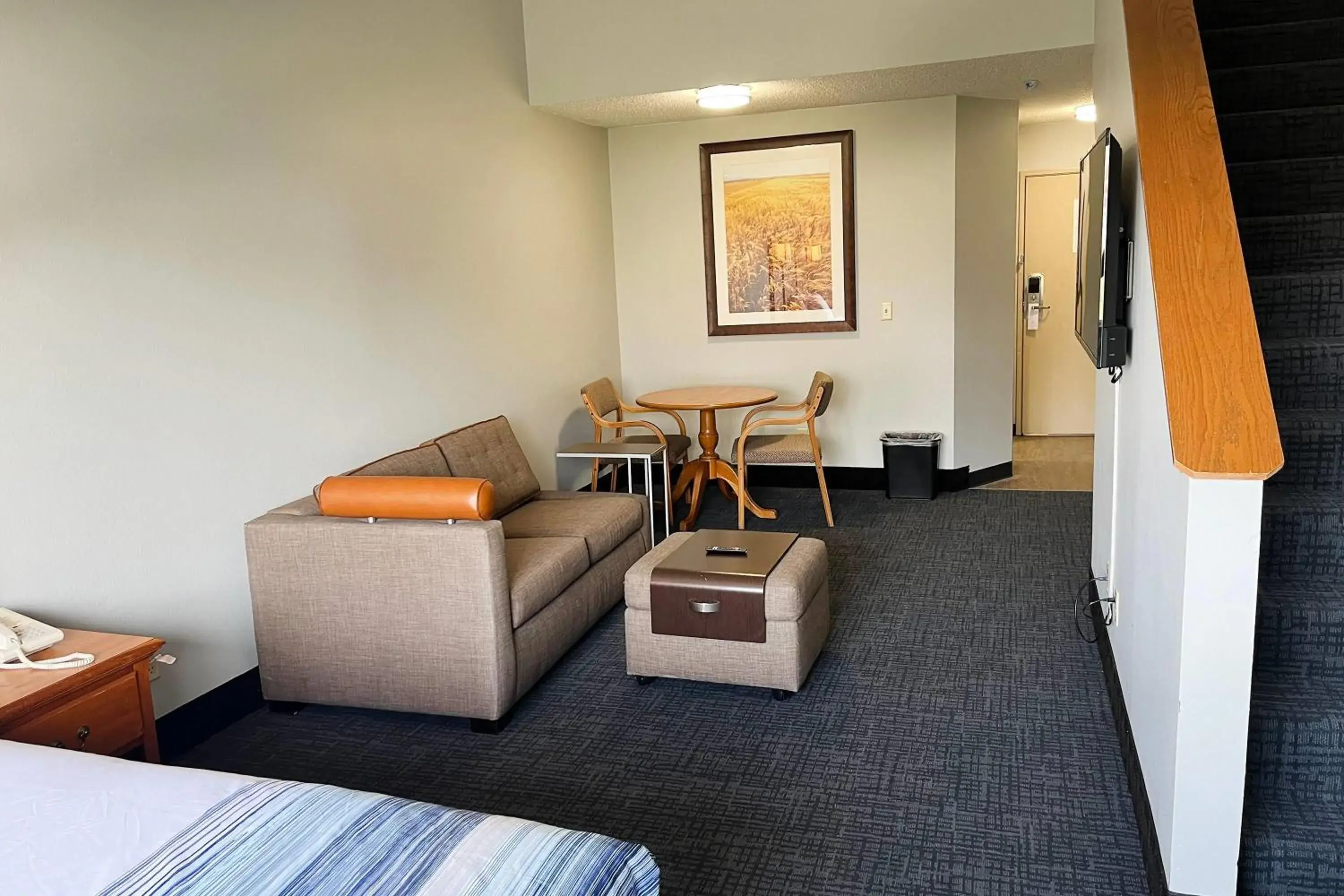 Photo of the whole room, Bed in Days Inn & Suites by Wyndham Williamsburg IA North Photo of the whole room, Bed in Days Inn & Suites by Wyndham Williamsburg IA North