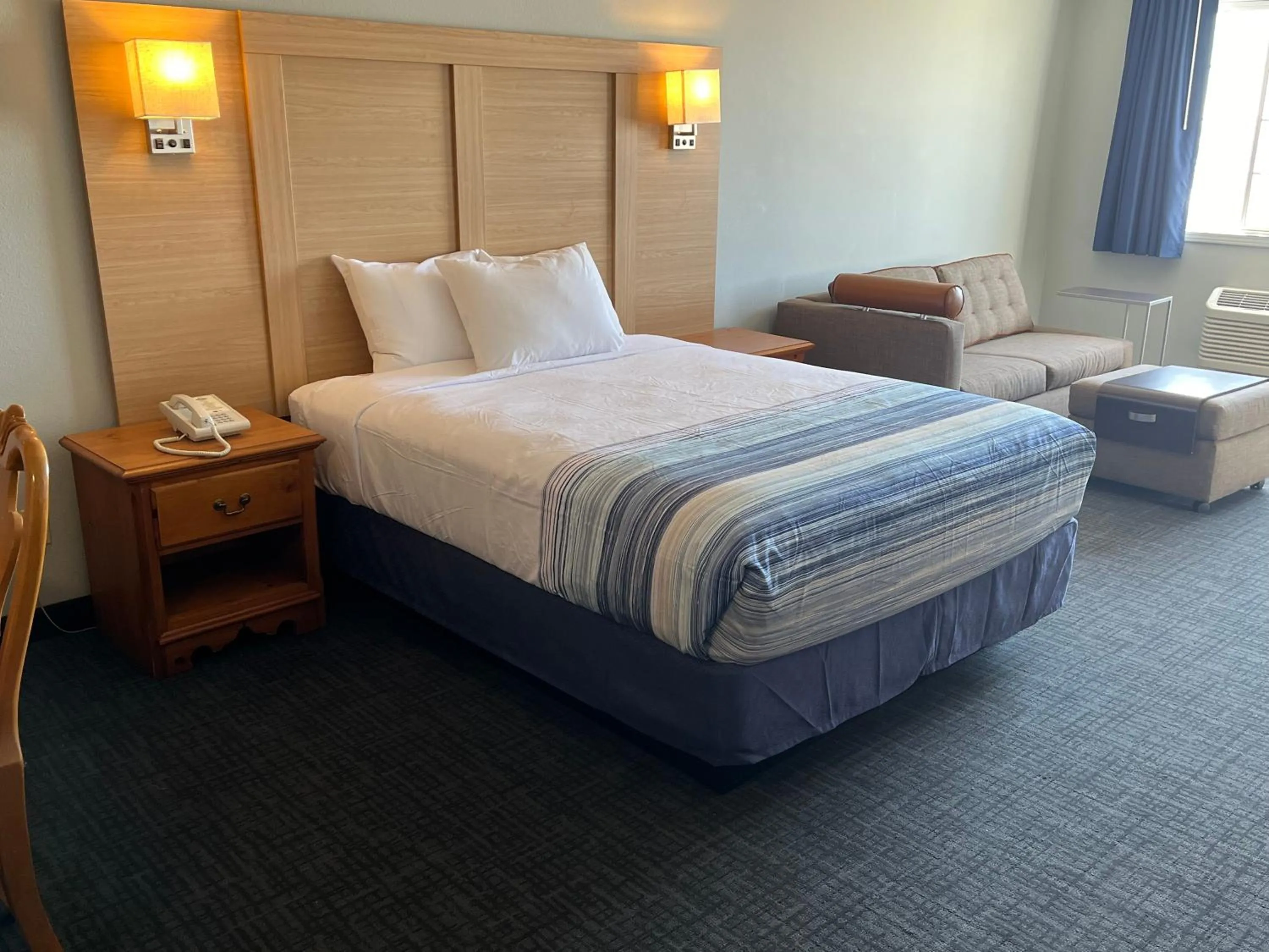 Living room, Bed in Days Inn & Suites by Wyndham Williamsburg IA North