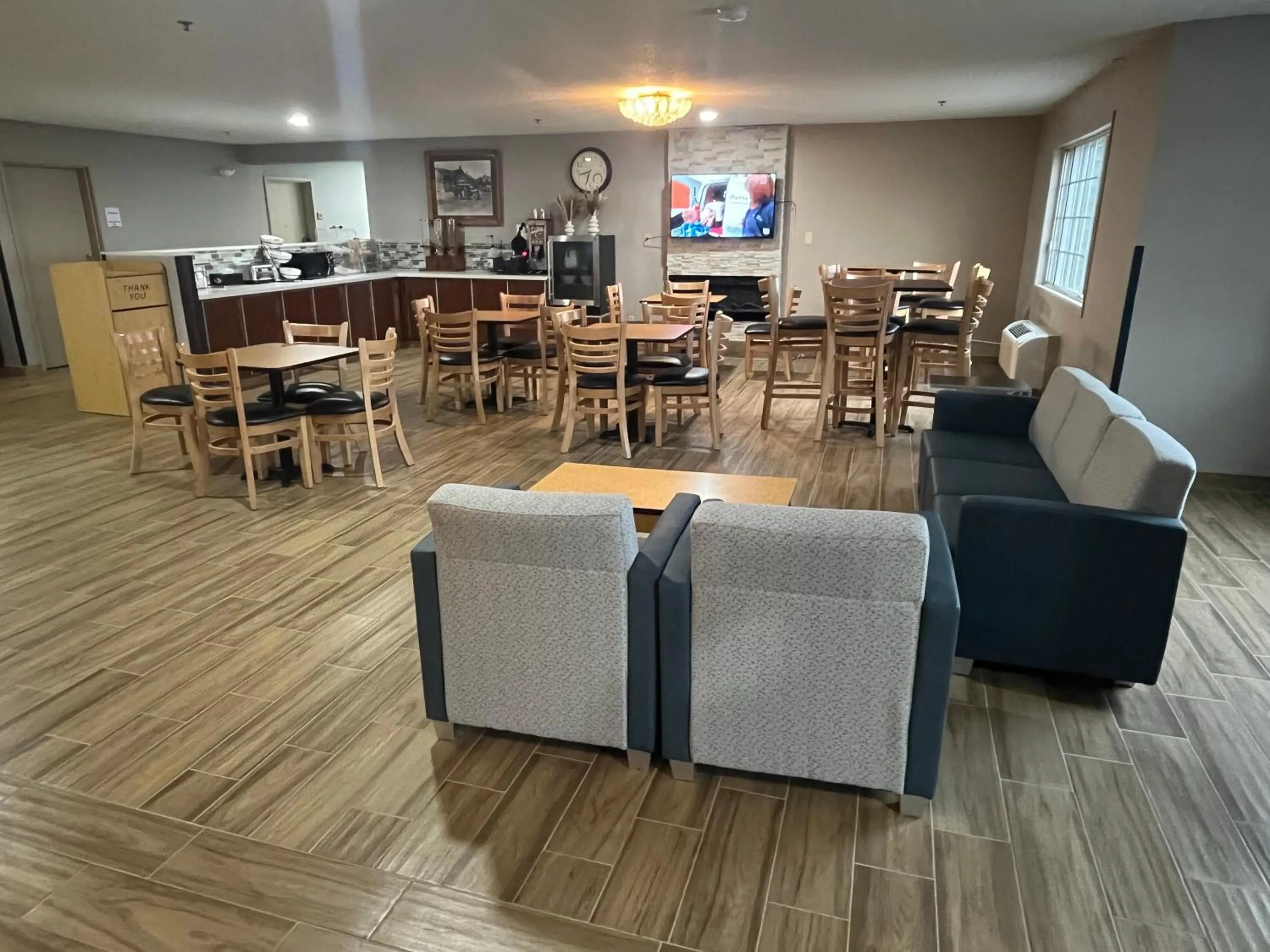Seating area in Days Inn & Suites by Wyndham Williamsburg IA North