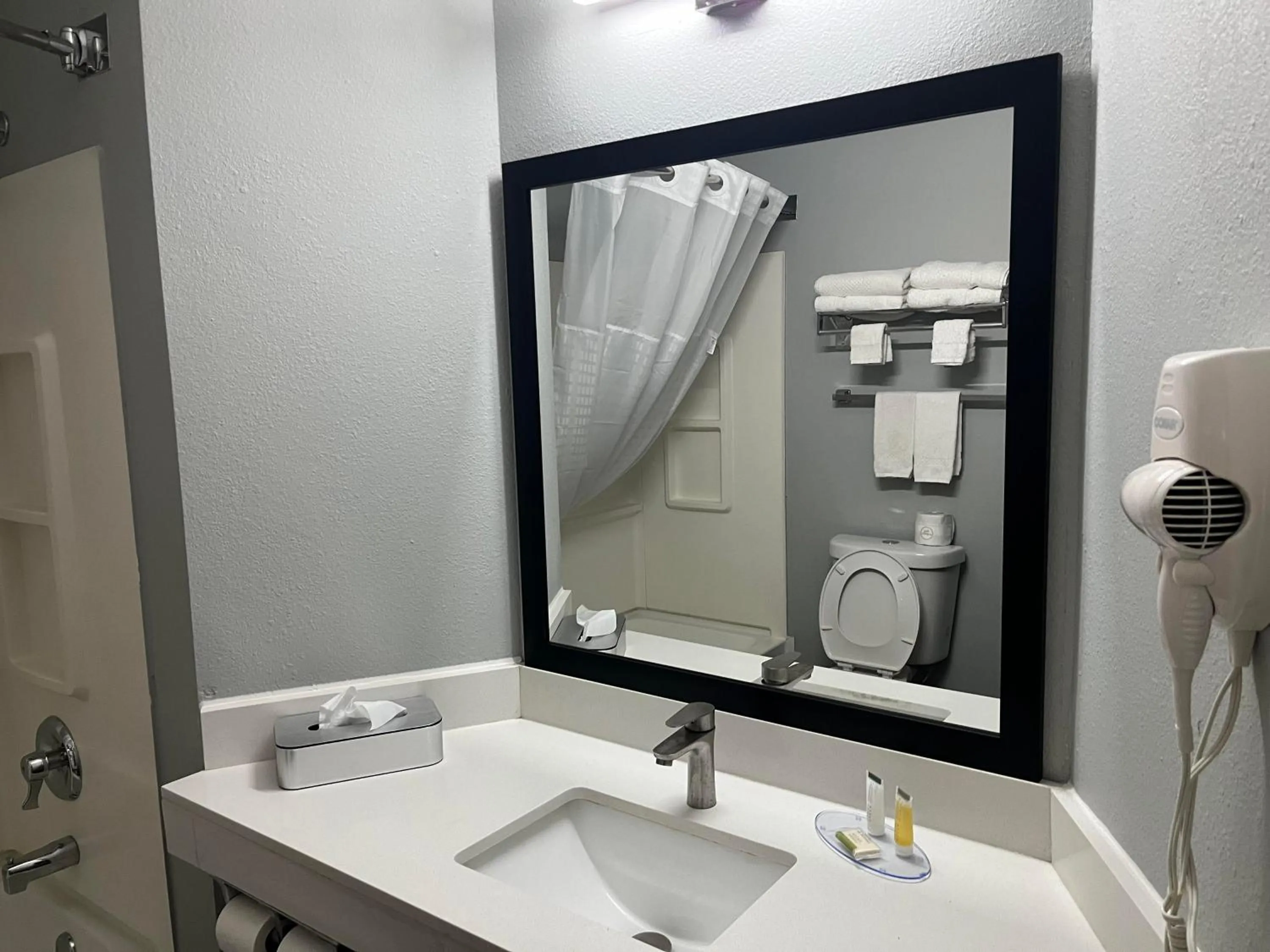 Bathroom in Days Inn & Suites by Wyndham Williamsburg IA North