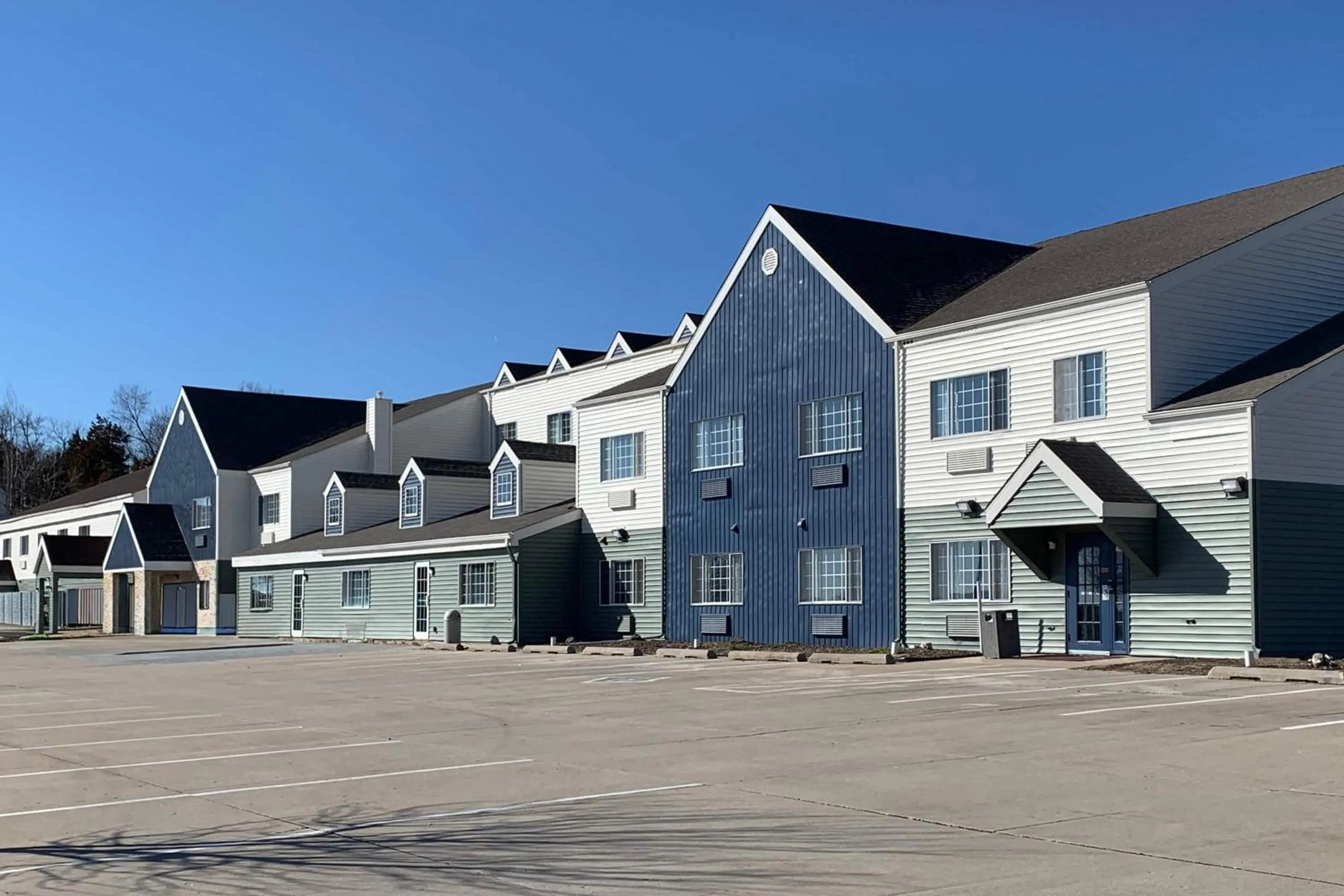 Property building in Days Inn & Suites by Wyndham Williamsburg IA North