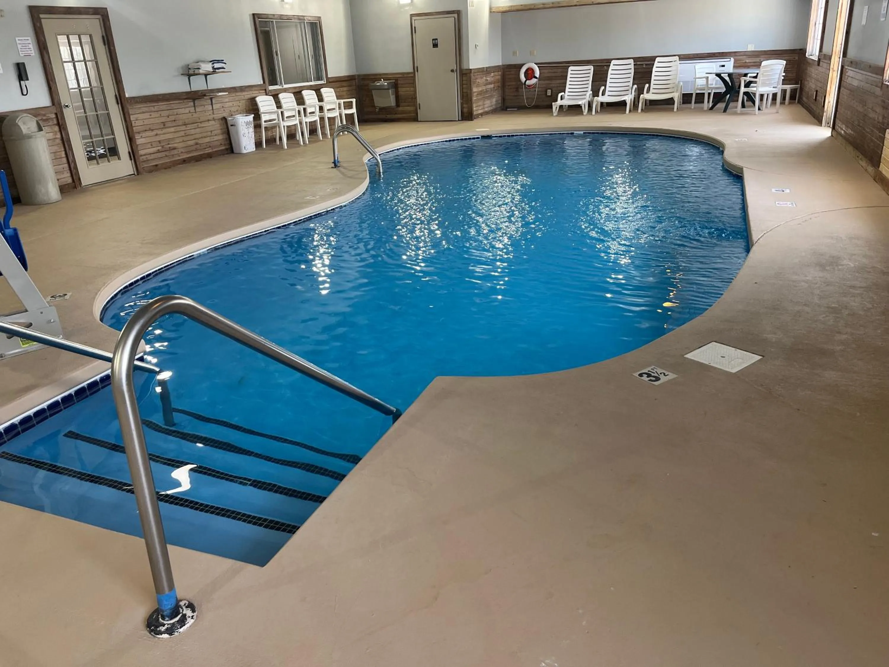 Swimming pool in Days Inn & Suites by Wyndham Williamsburg IA North