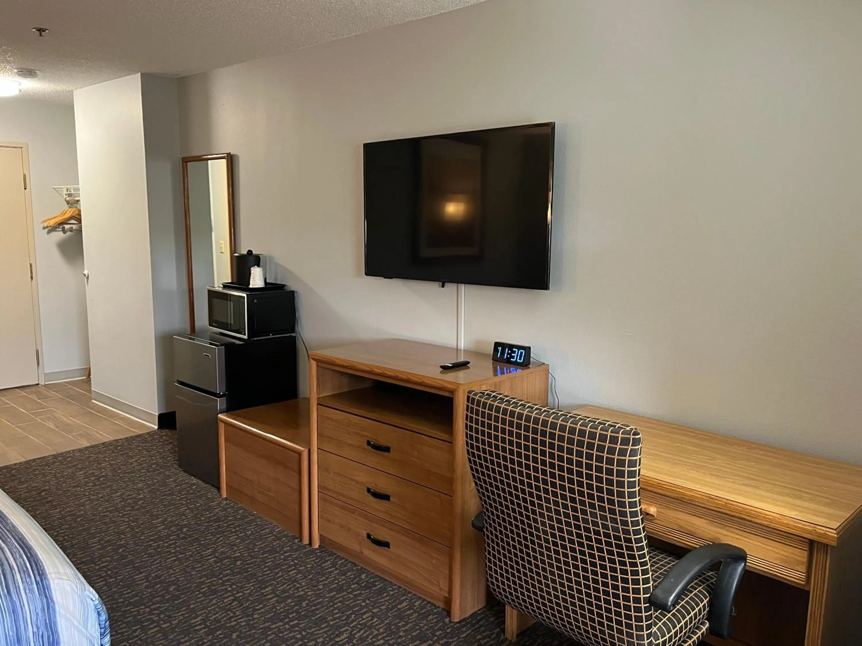 Communal lounge/ TV room, Bed in Days Inn & Suites by Wyndham Williamsburg IA North