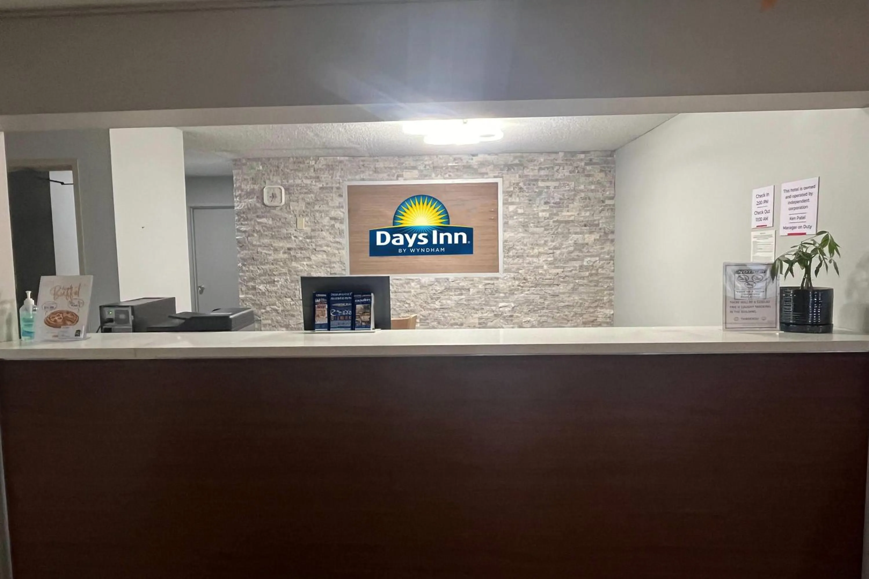 Lobby or reception in Days Inn & Suites by Wyndham Williamsburg IA North