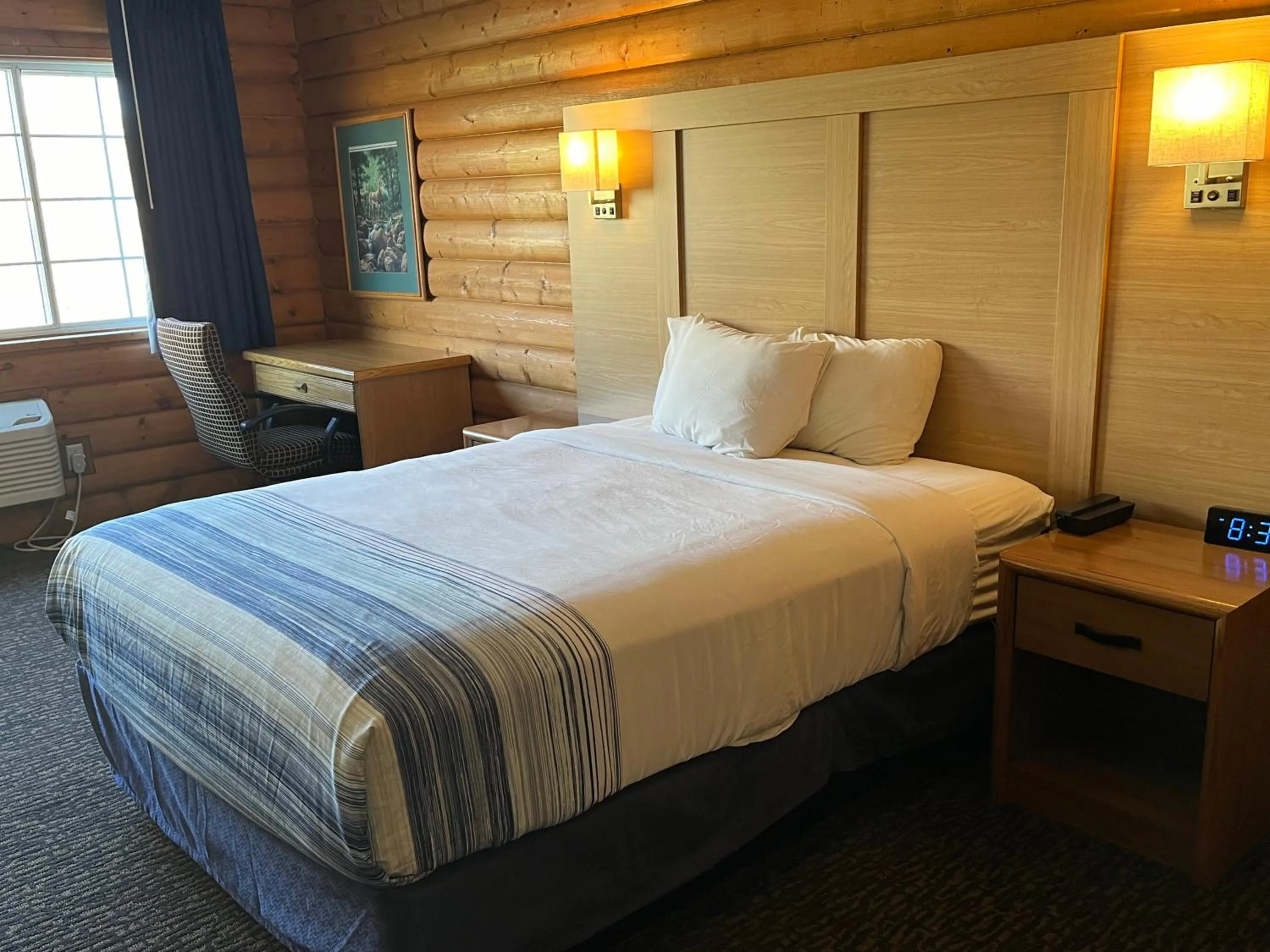 Bedroom, Bed in Days Inn & Suites by Wyndham Williamsburg IA North