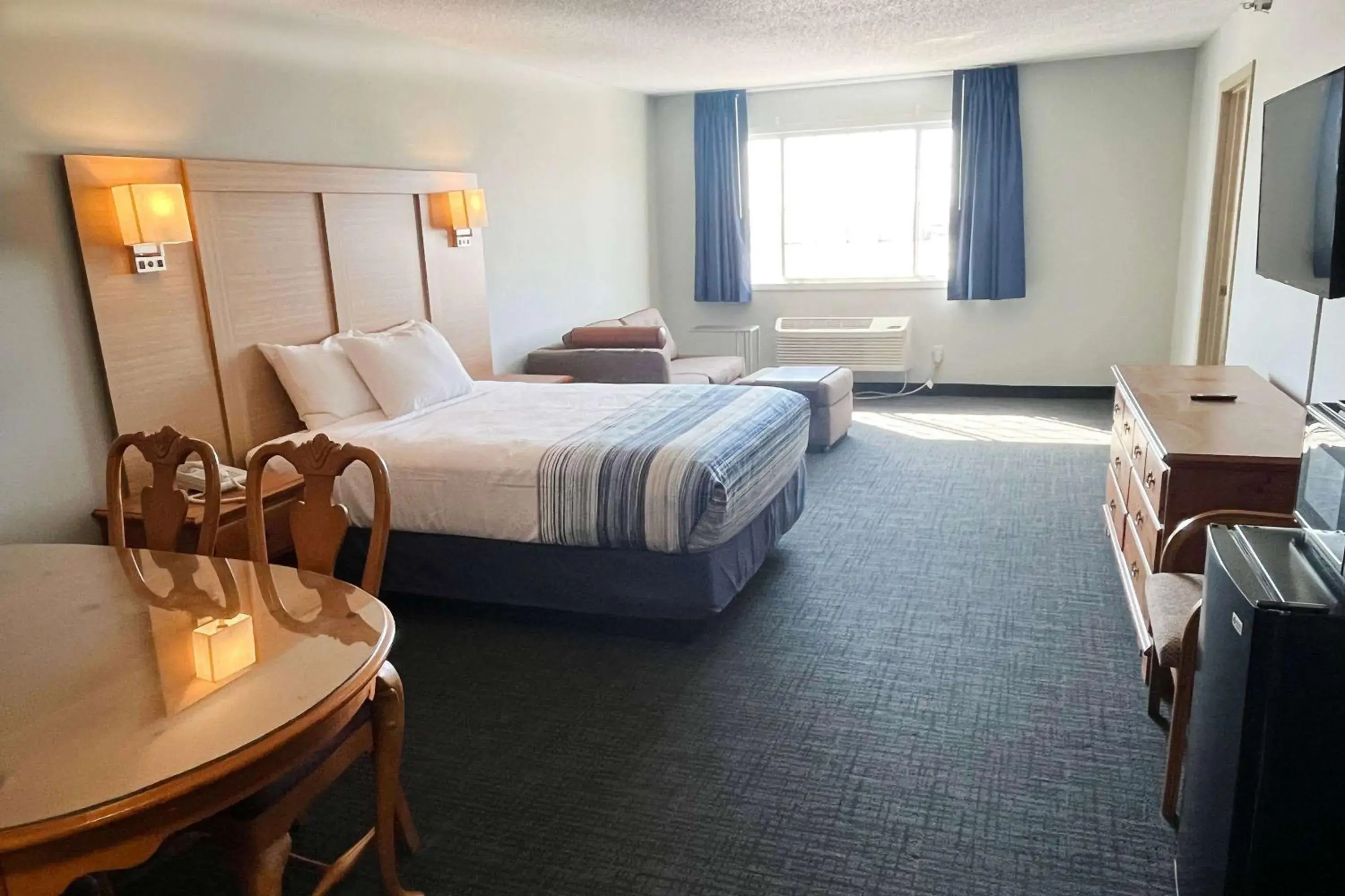 Photo of the whole room, Bed in Days Inn & Suites by Wyndham Williamsburg IA North Photo of the whole room, Bed in Days Inn & Suites by Wyndham Williamsburg IA North