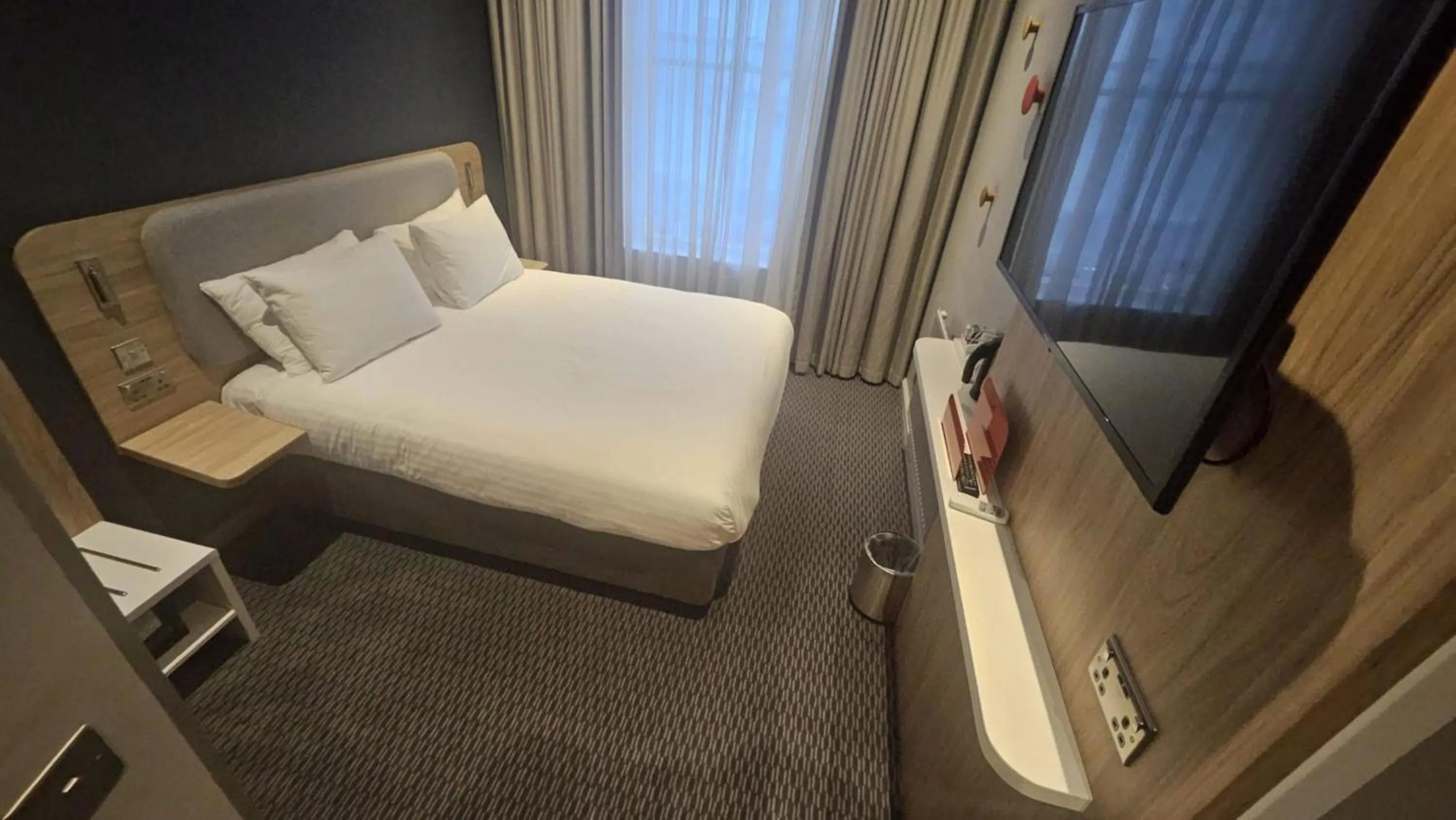 Photo of the whole room, Bed in Holiday Inn Express London Victoria by IHG