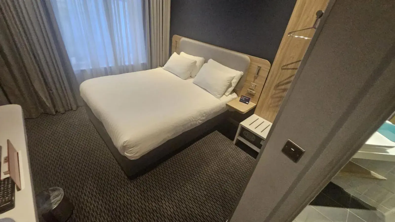 Property building, Bed in Holiday Inn Express London Victoria by IHG Property building, Bed in Holiday Inn Express London Victoria by IHG