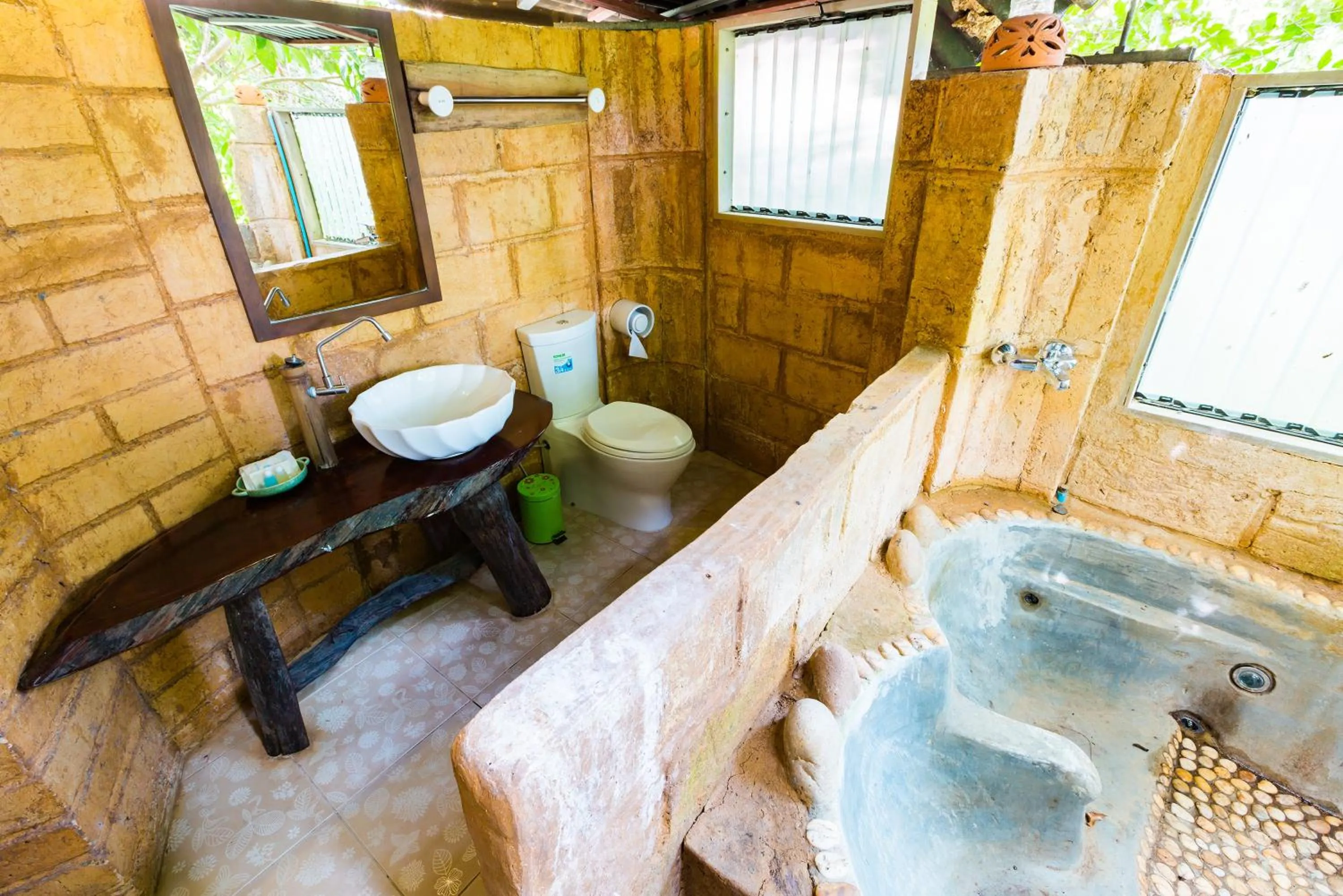Toilet in Baandin Chiewlarn