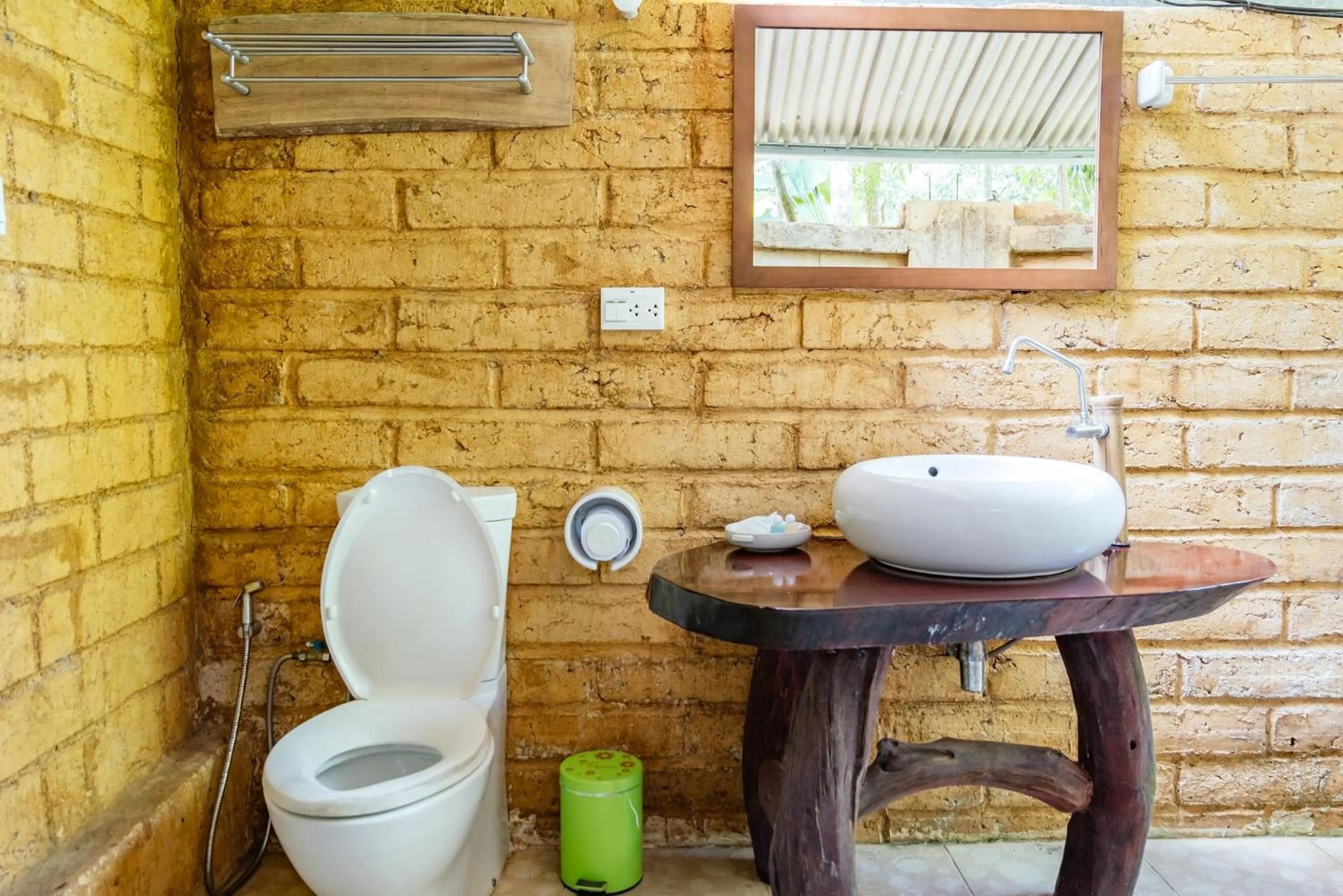 Toilet in Baandin Chiewlarn