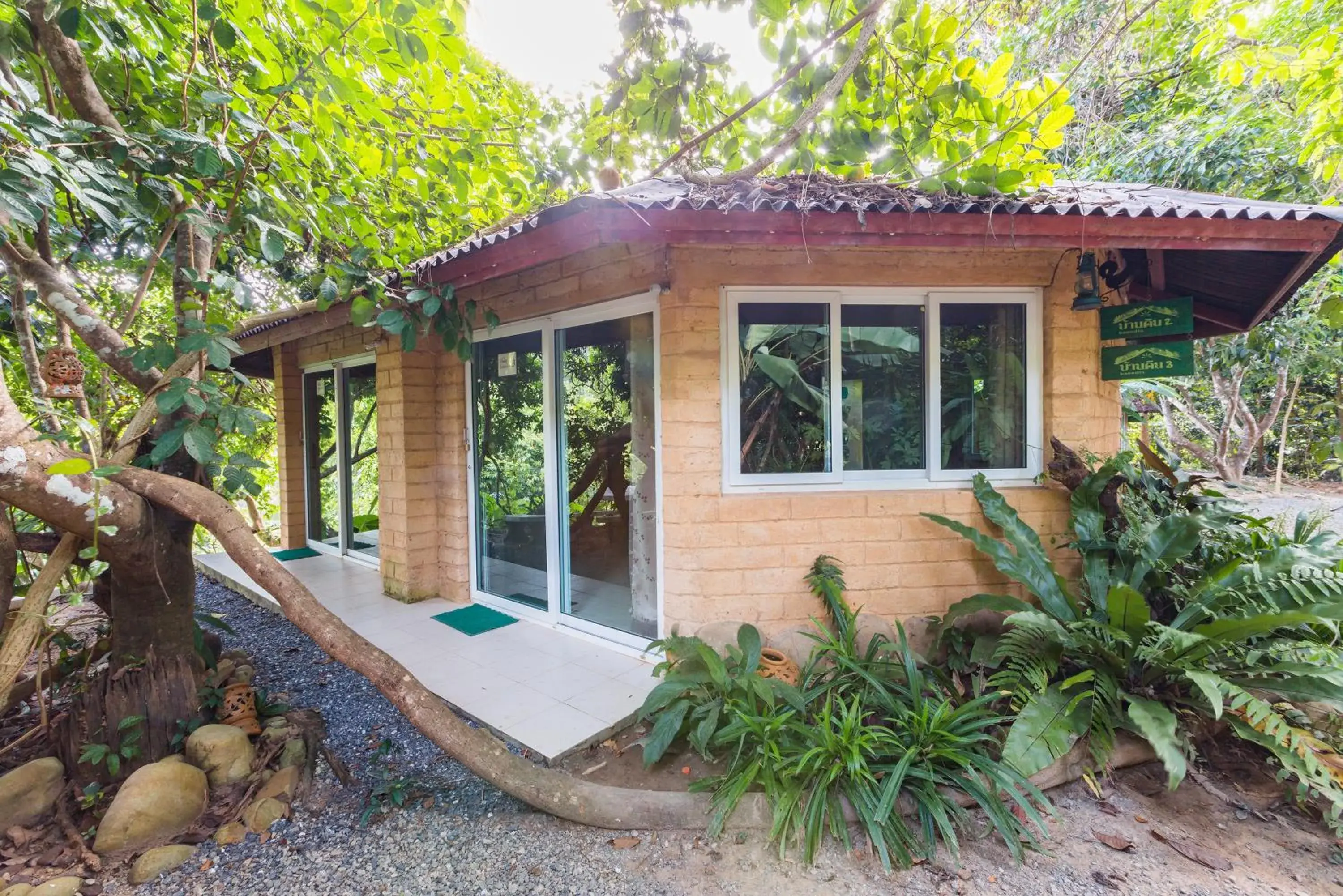 Property building in Baandin Chiewlarn Property building in Baandin Chiewlarn