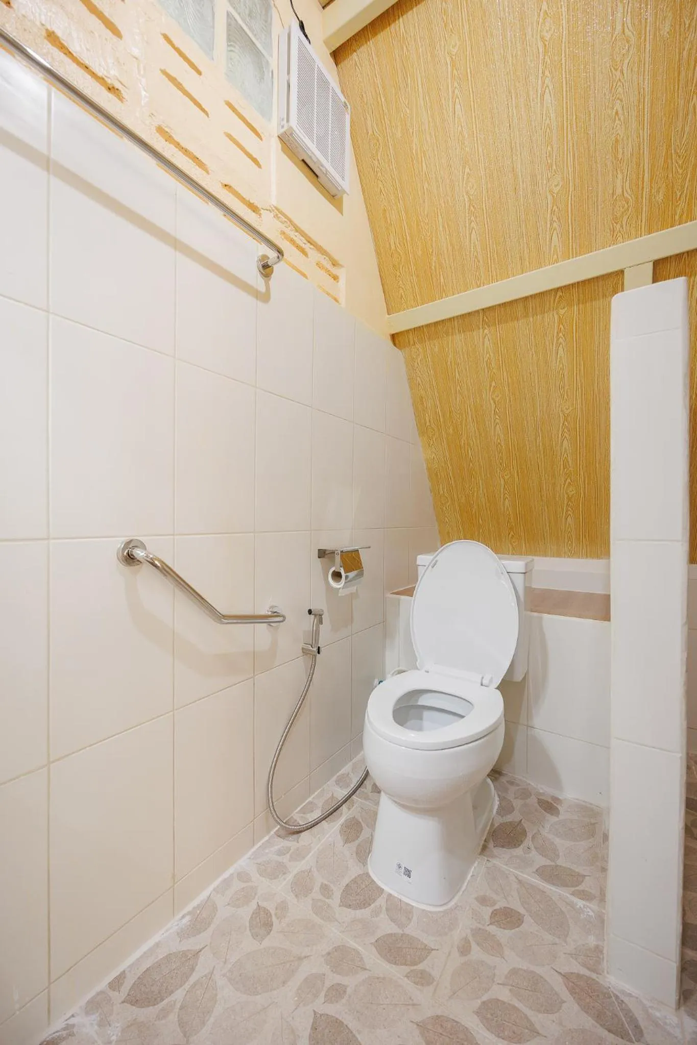 Toilet in Baandin Chiewlarn